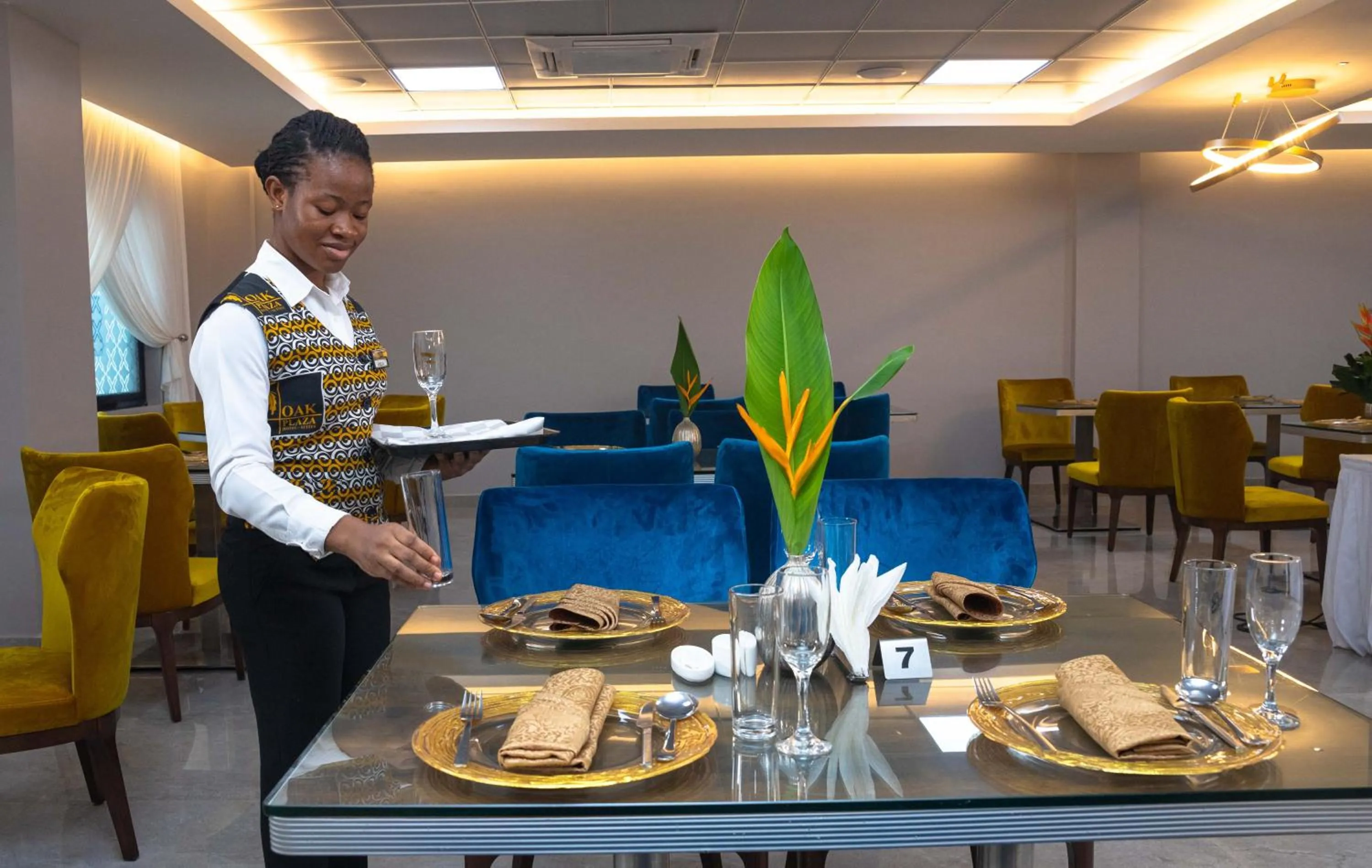 Restaurant/places to eat in Oak Plaza Hotels East Airport