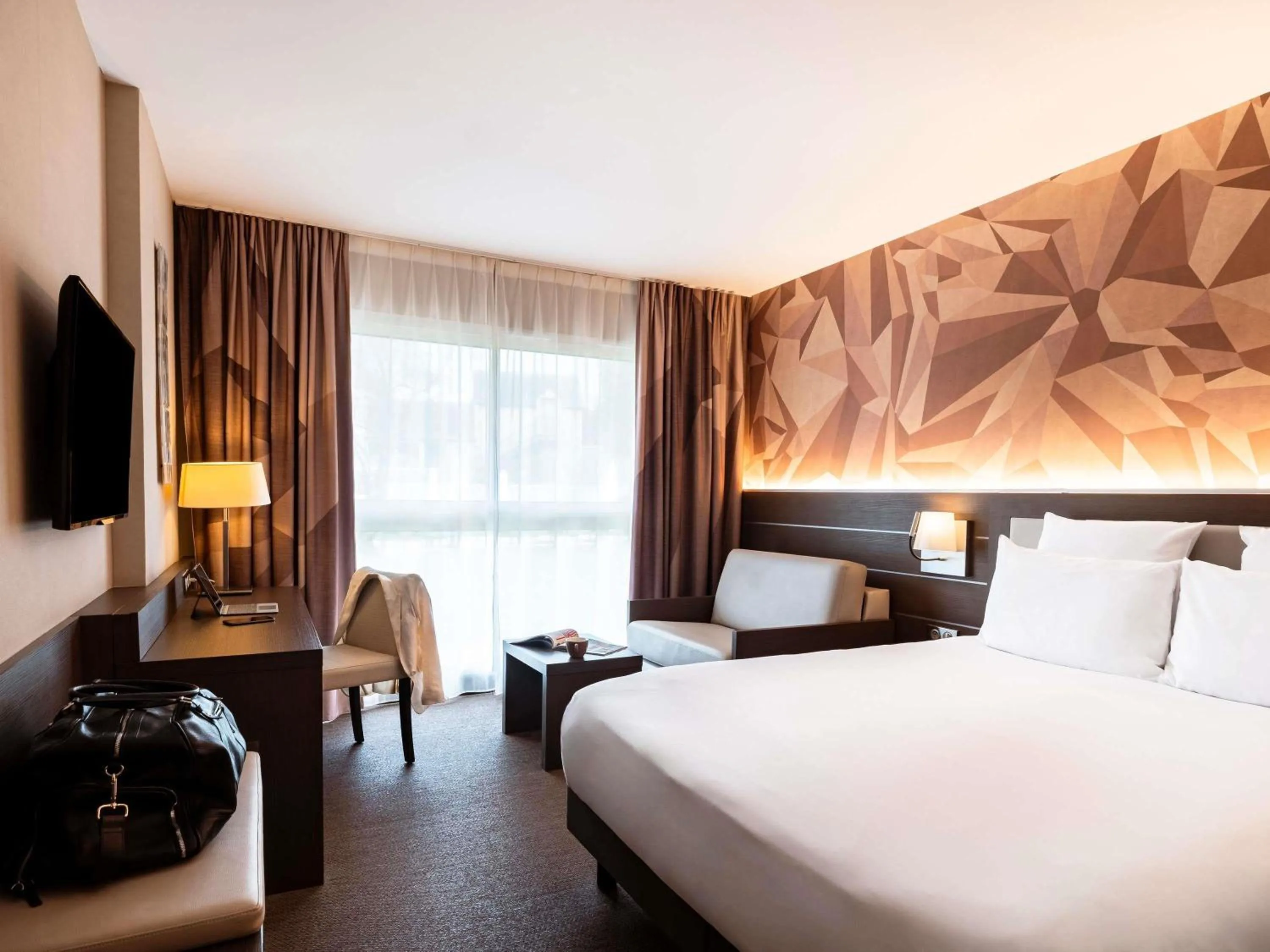 Bedroom, Bed in Mercure Bayeux Omaha Beach