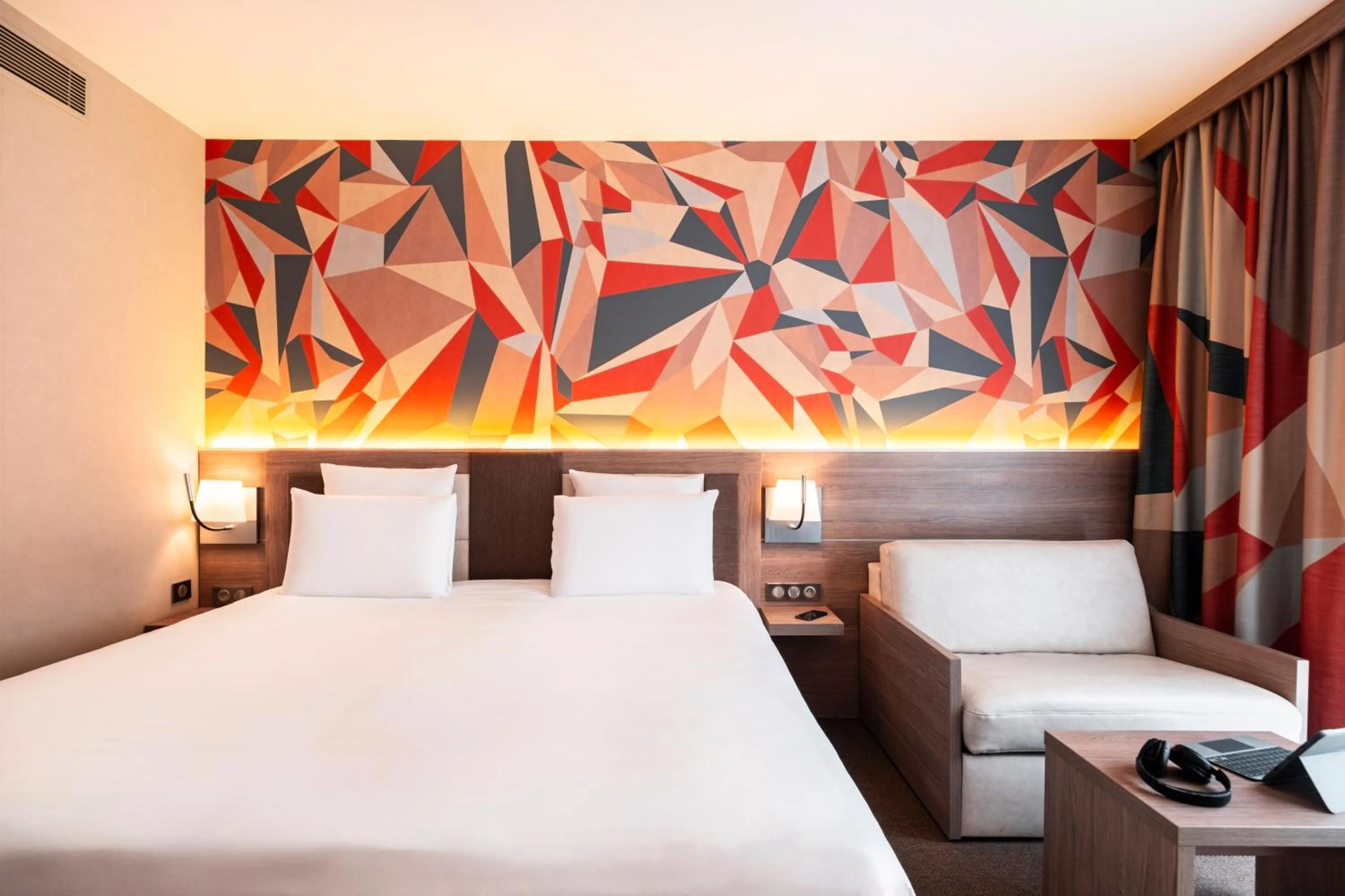 Photo of the whole room, Bed in Mercure Bayeux Omaha Beach