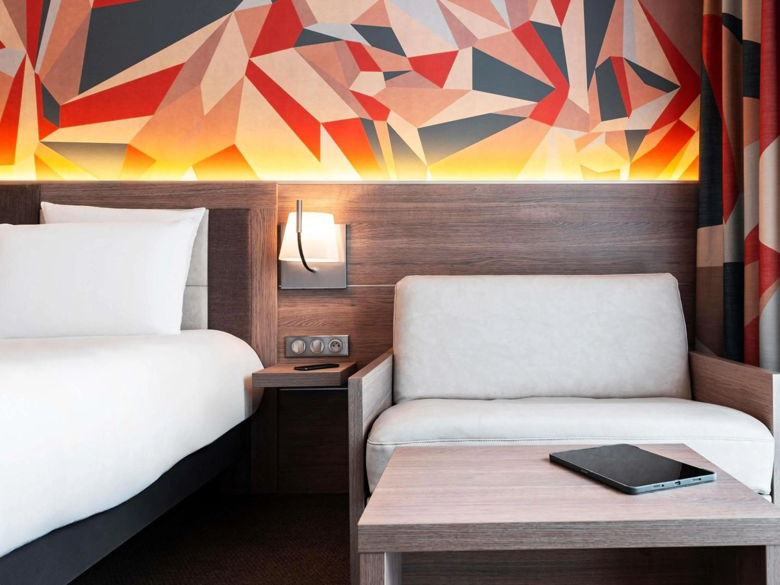 Bedroom, Bed in Mercure Bayeux Omaha Beach