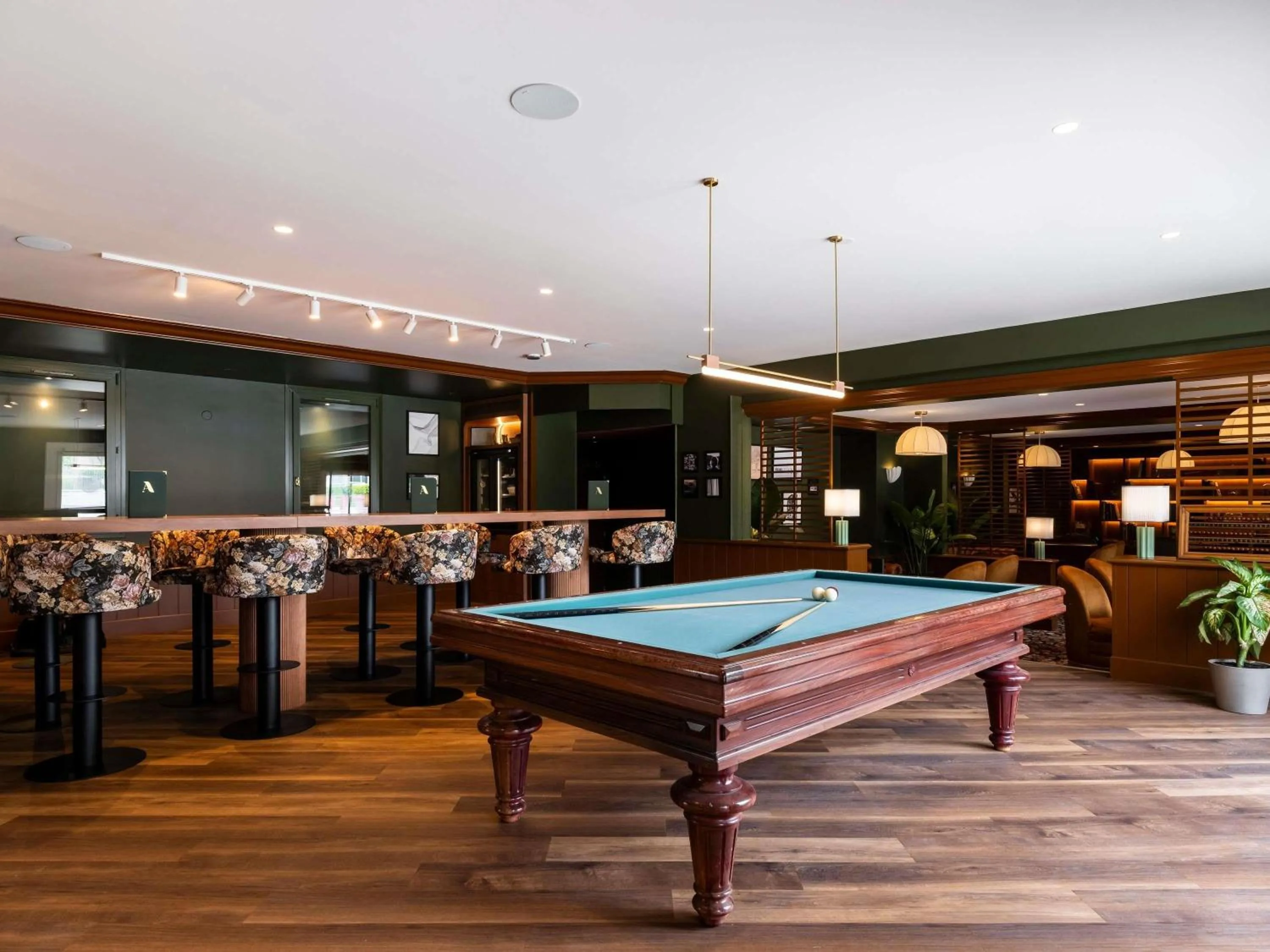 Lounge or bar in Mercure Bayeux Omaha Beach