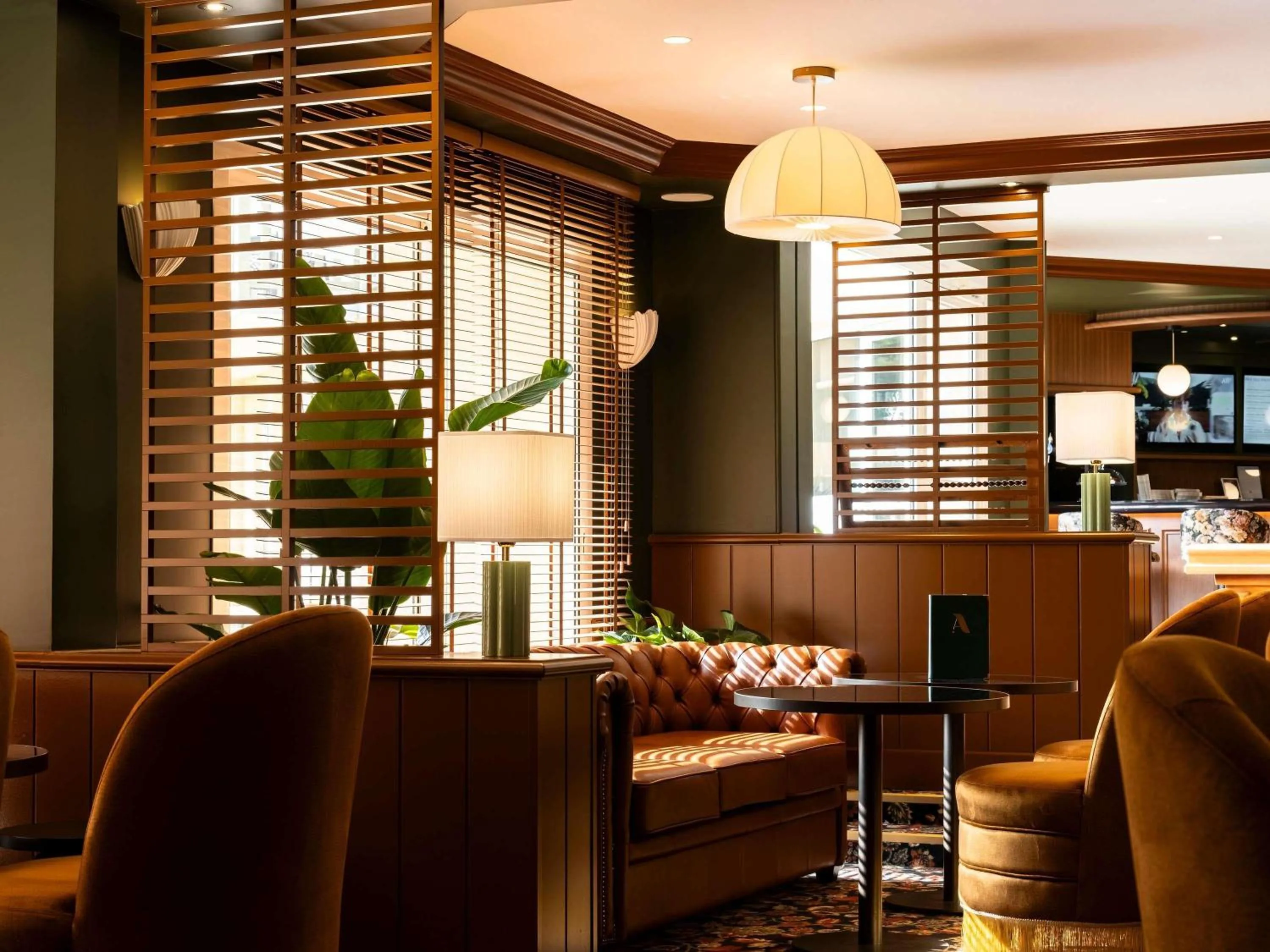 Lounge or bar in Mercure Bayeux Omaha Beach