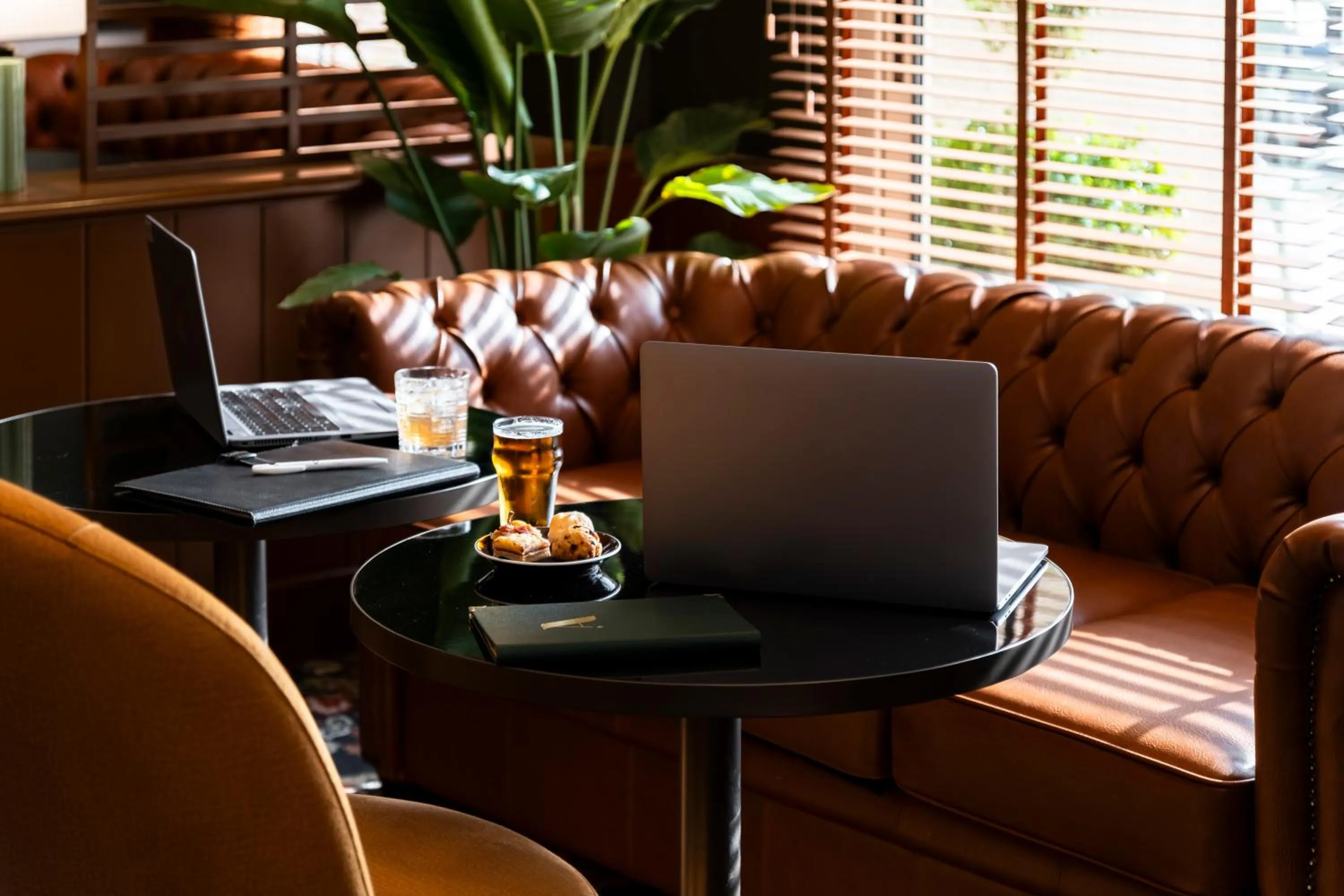 Lounge or bar in Mercure Bayeux Omaha Beach
