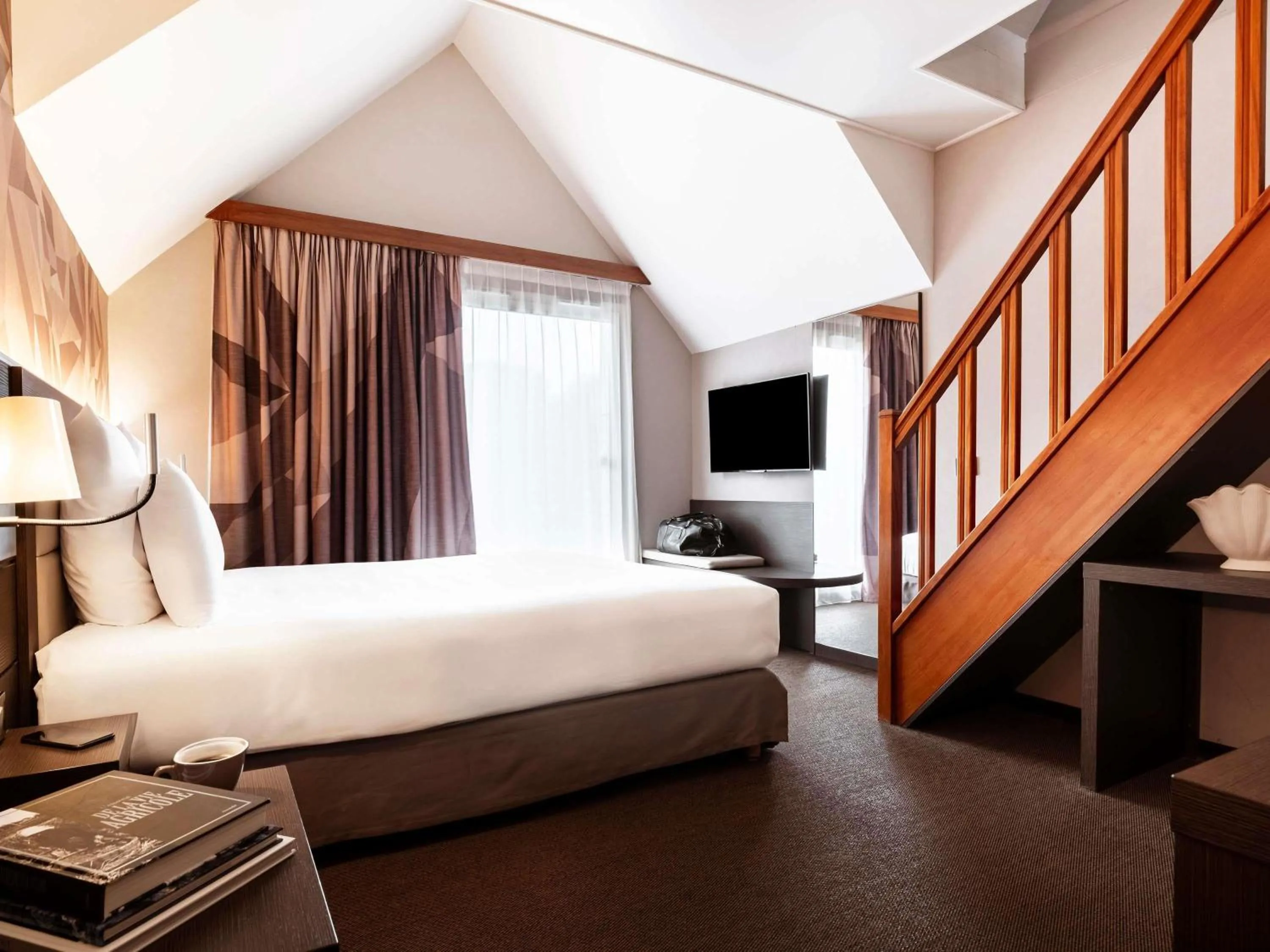 Bedroom, Bed in Mercure Bayeux Omaha Beach