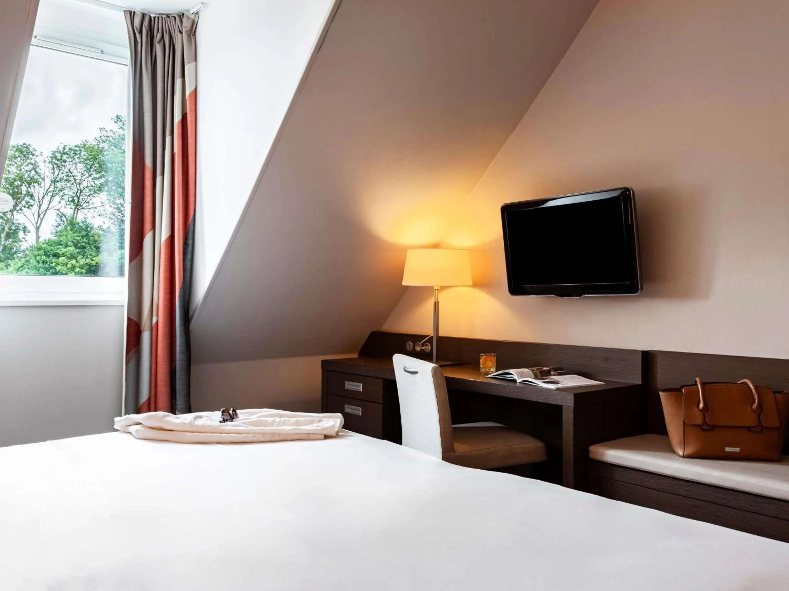 Bedroom, Bed in Mercure Bayeux Omaha Beach