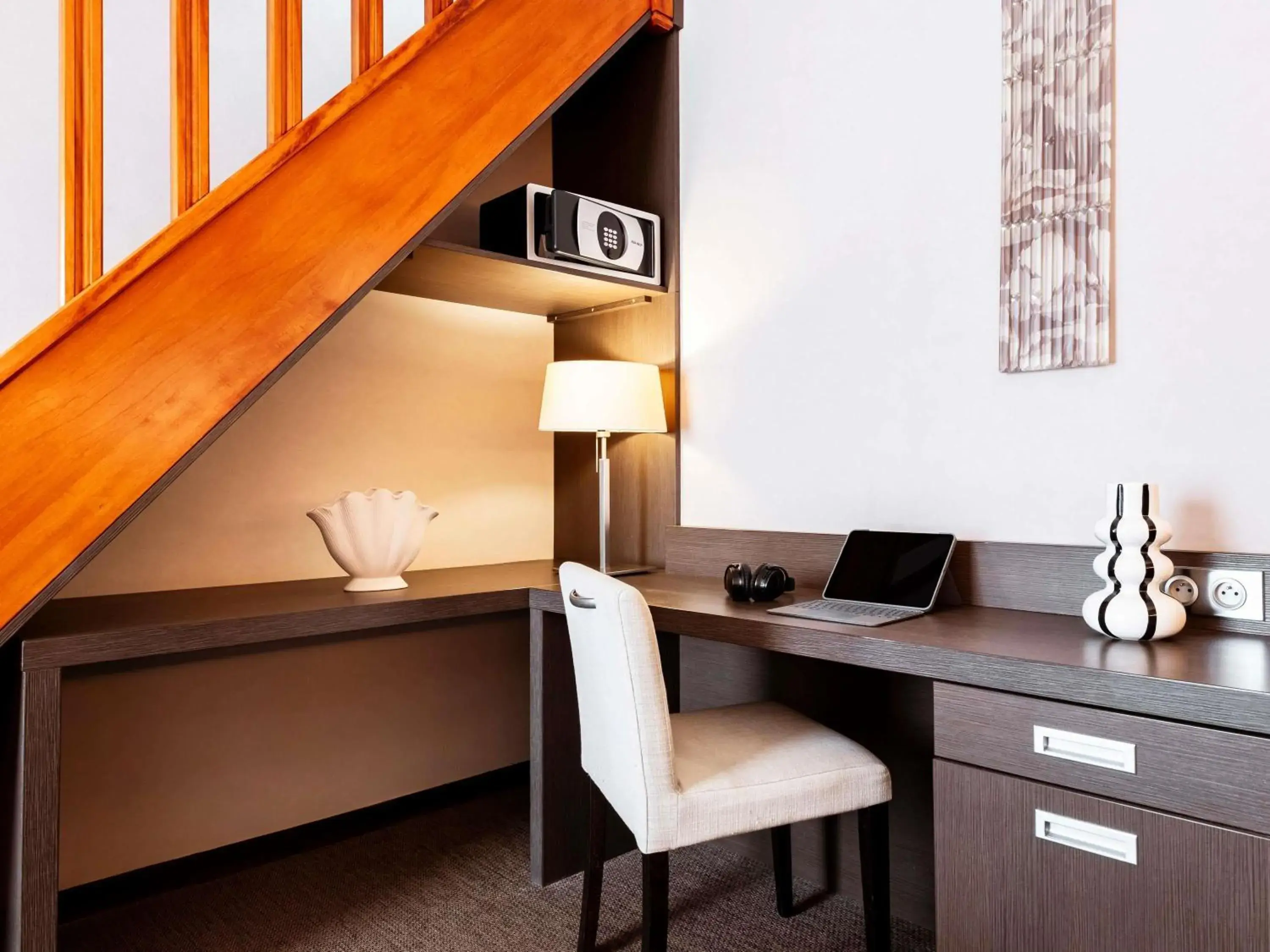 Superior Twin Room with Sofa Bed in Mercure Bayeux Omaha Beach Superior Twin Room with Sofa Bed in Mercure Bayeux Omaha Beach