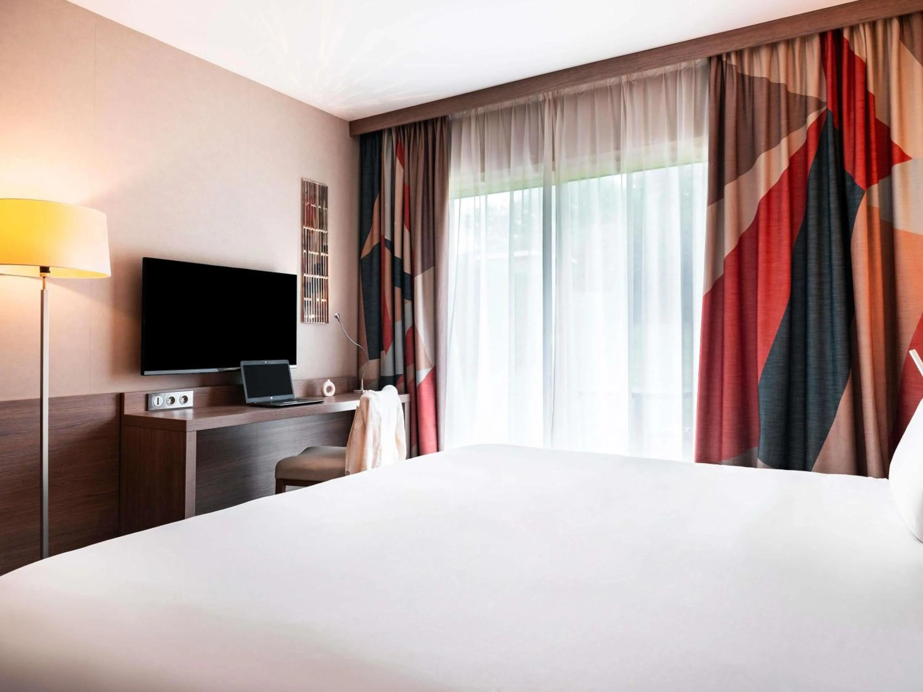 Bedroom, Bed in Mercure Bayeux Omaha Beach