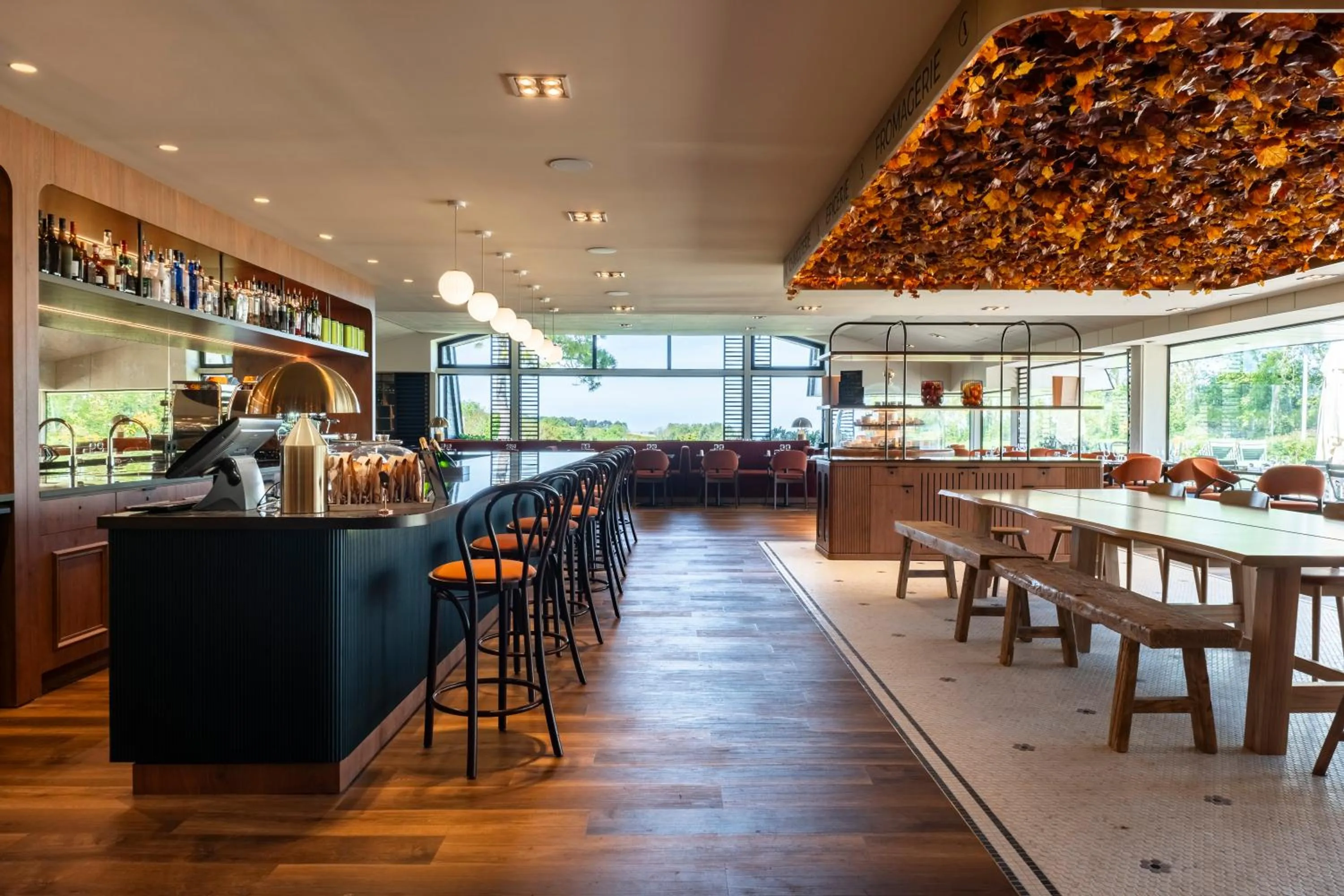 Lounge or bar in Mercure Bayeux Omaha Beach