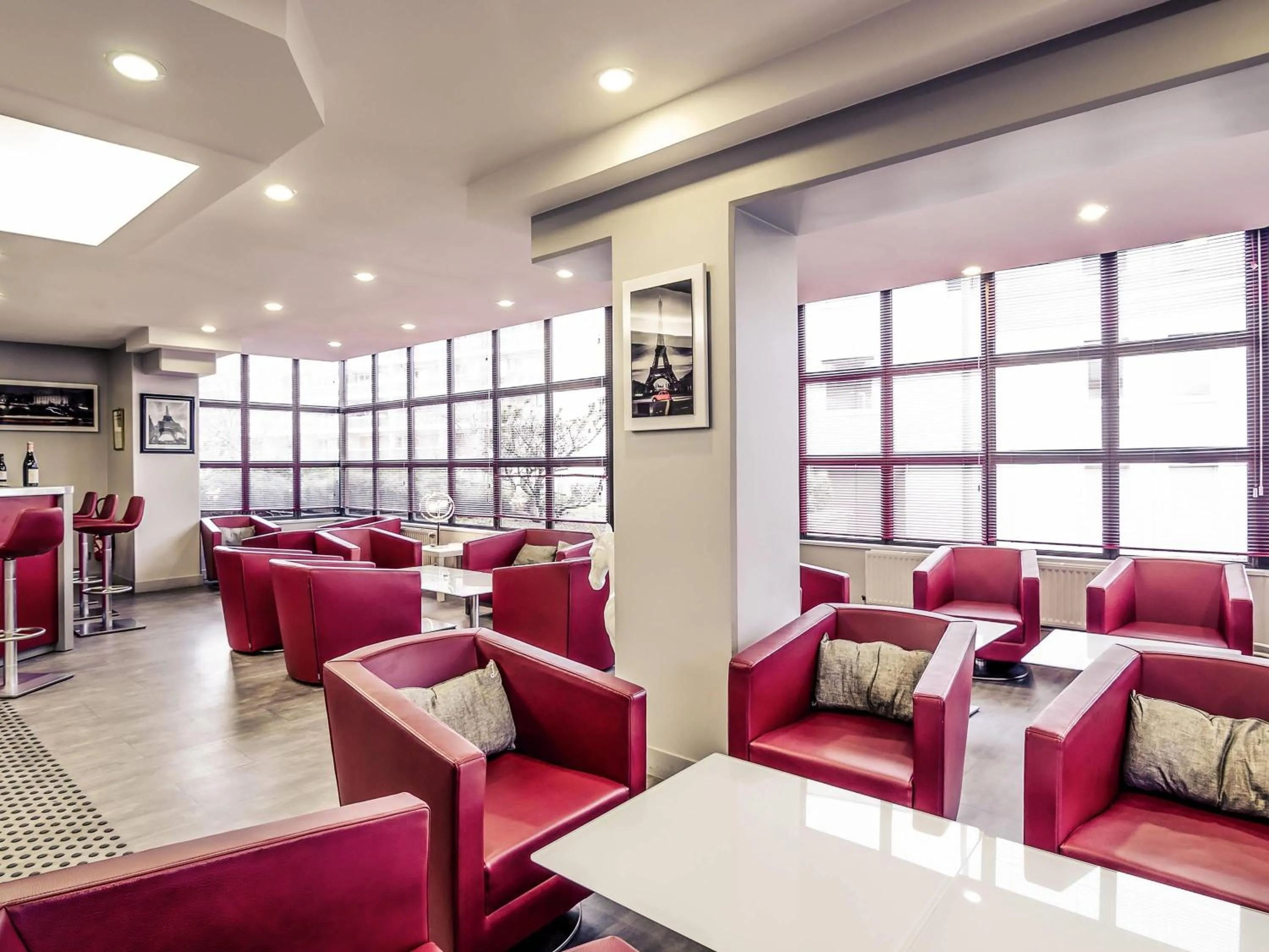 Lounge or bar in Mercure Cergy Pontoise Centre