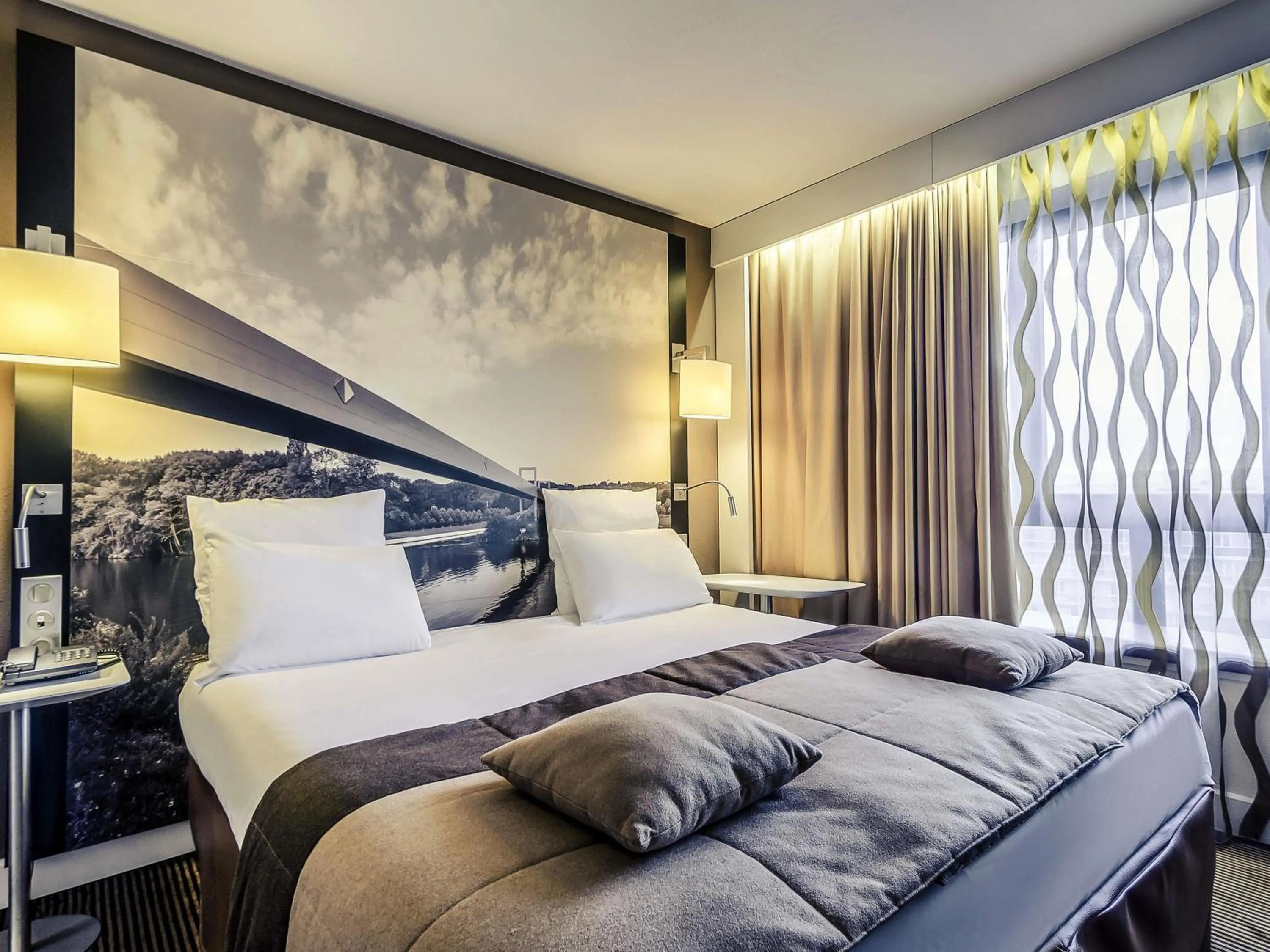 Bedroom, Bed in Mercure Cergy Pontoise Centre