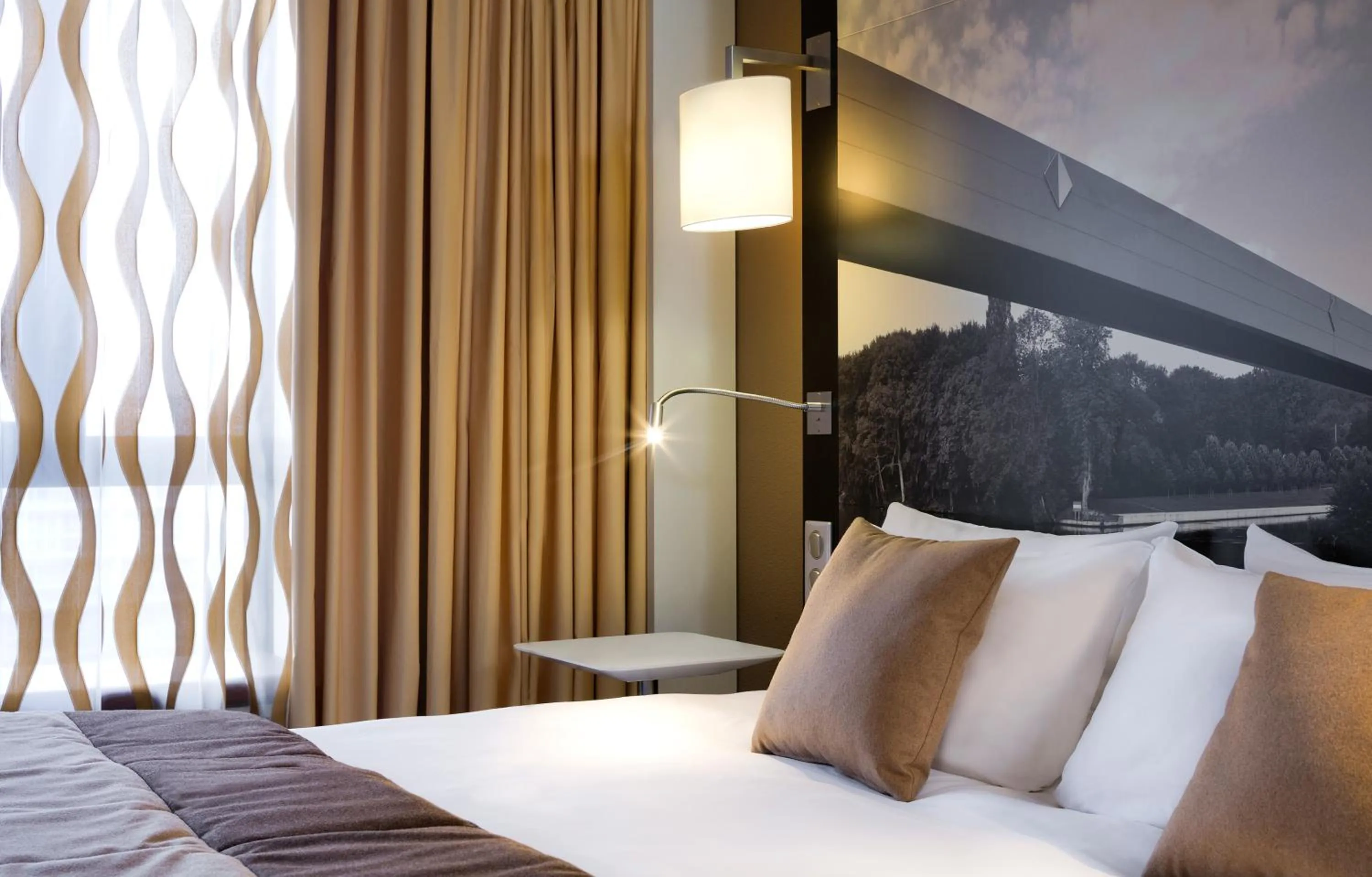 Bedroom, Bed in Mercure Cergy Pontoise Centre