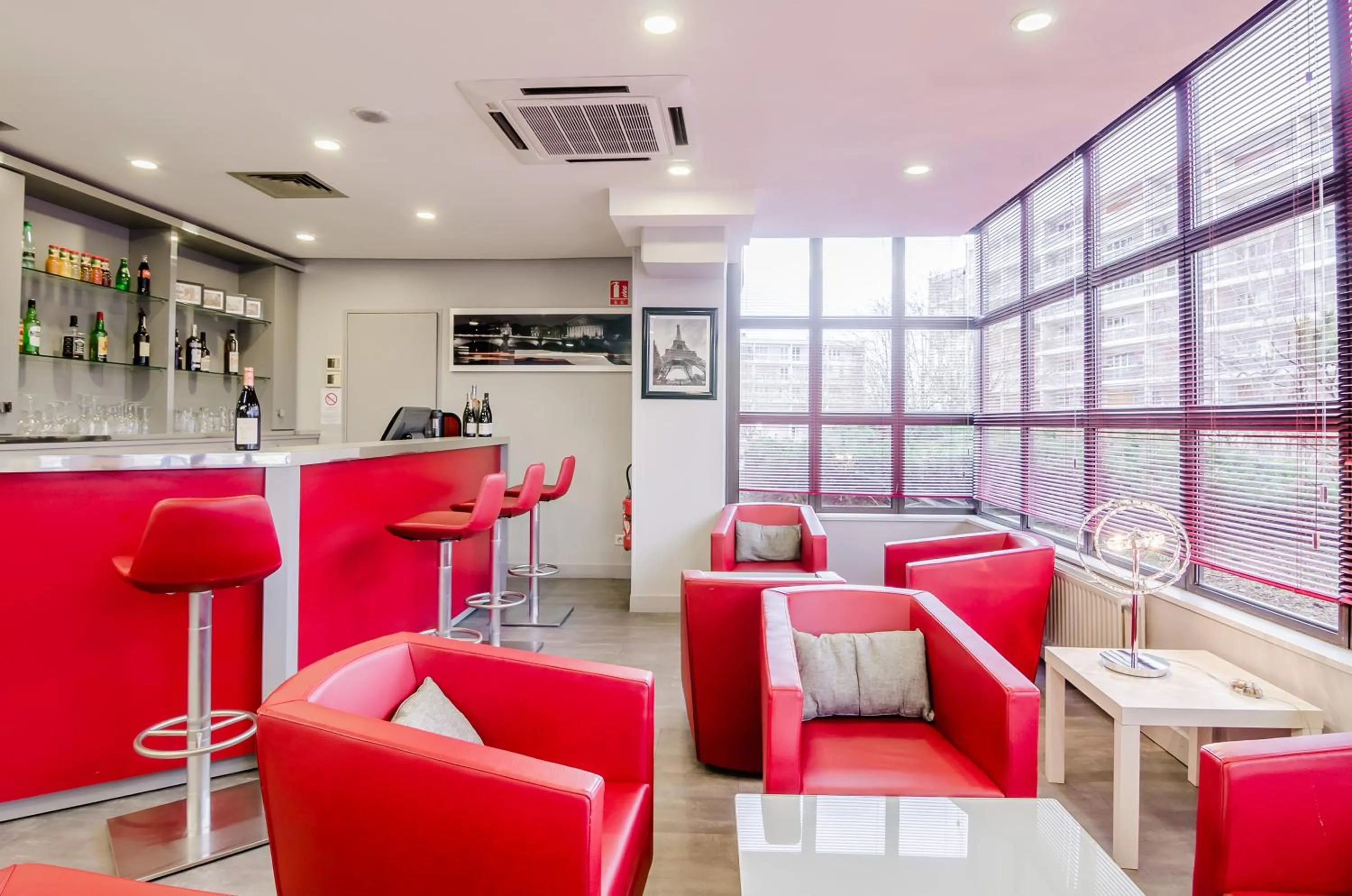 Communal lounge/ TV room in Mercure Cergy Pontoise Centre