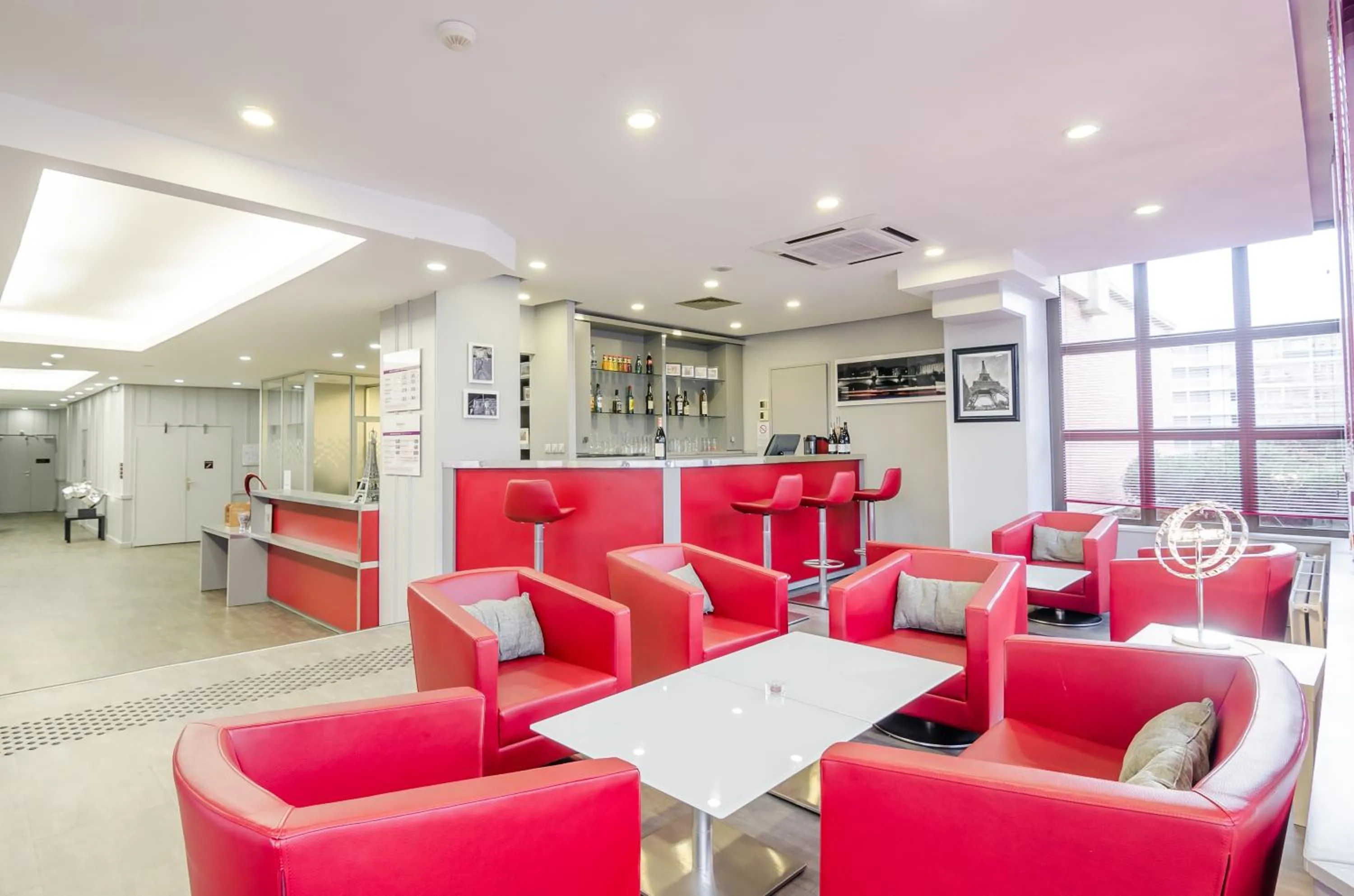 Communal lounge/ TV room in Mercure Cergy Pontoise Centre