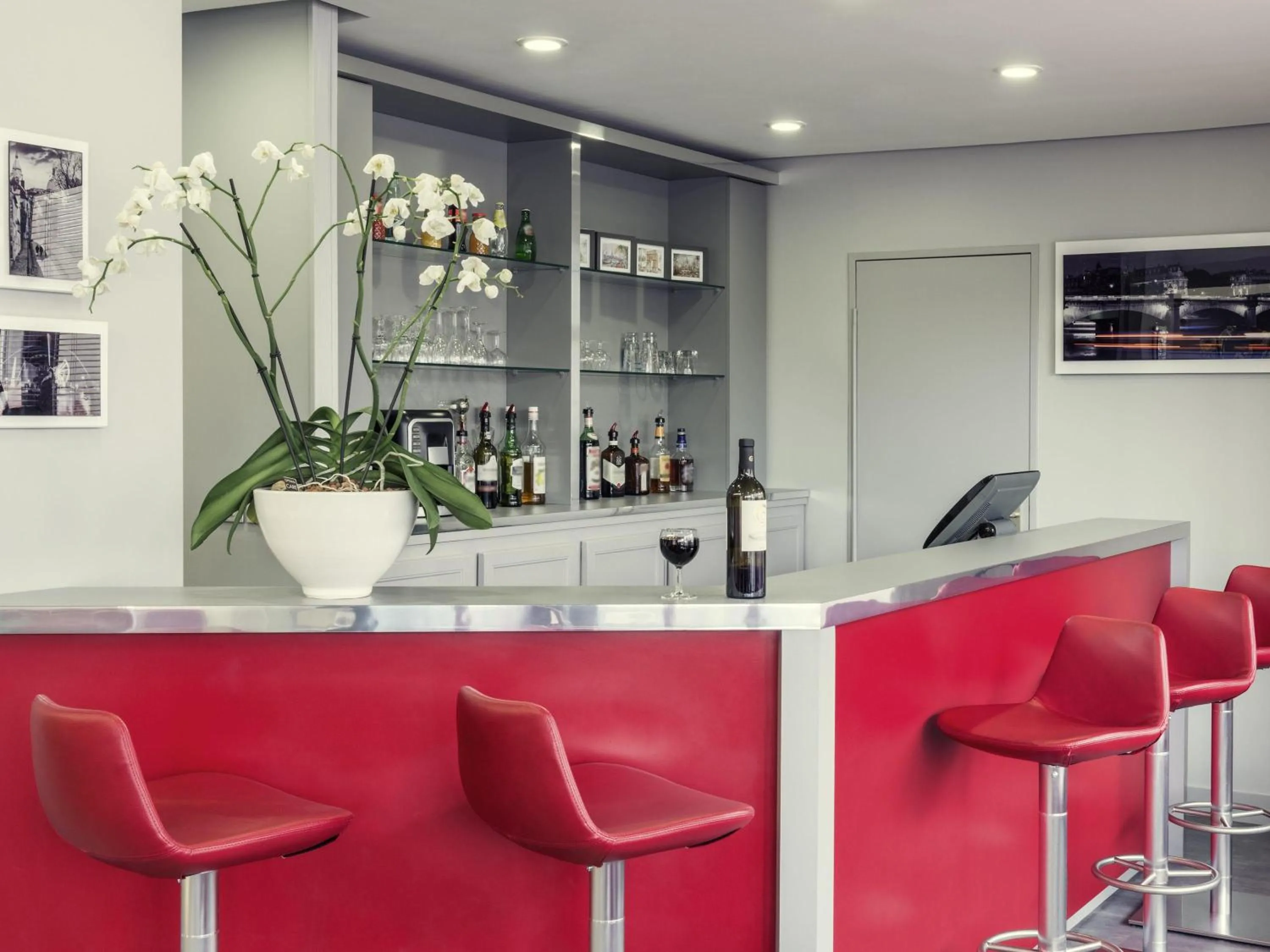 Lounge or bar in Mercure Cergy Pontoise Centre