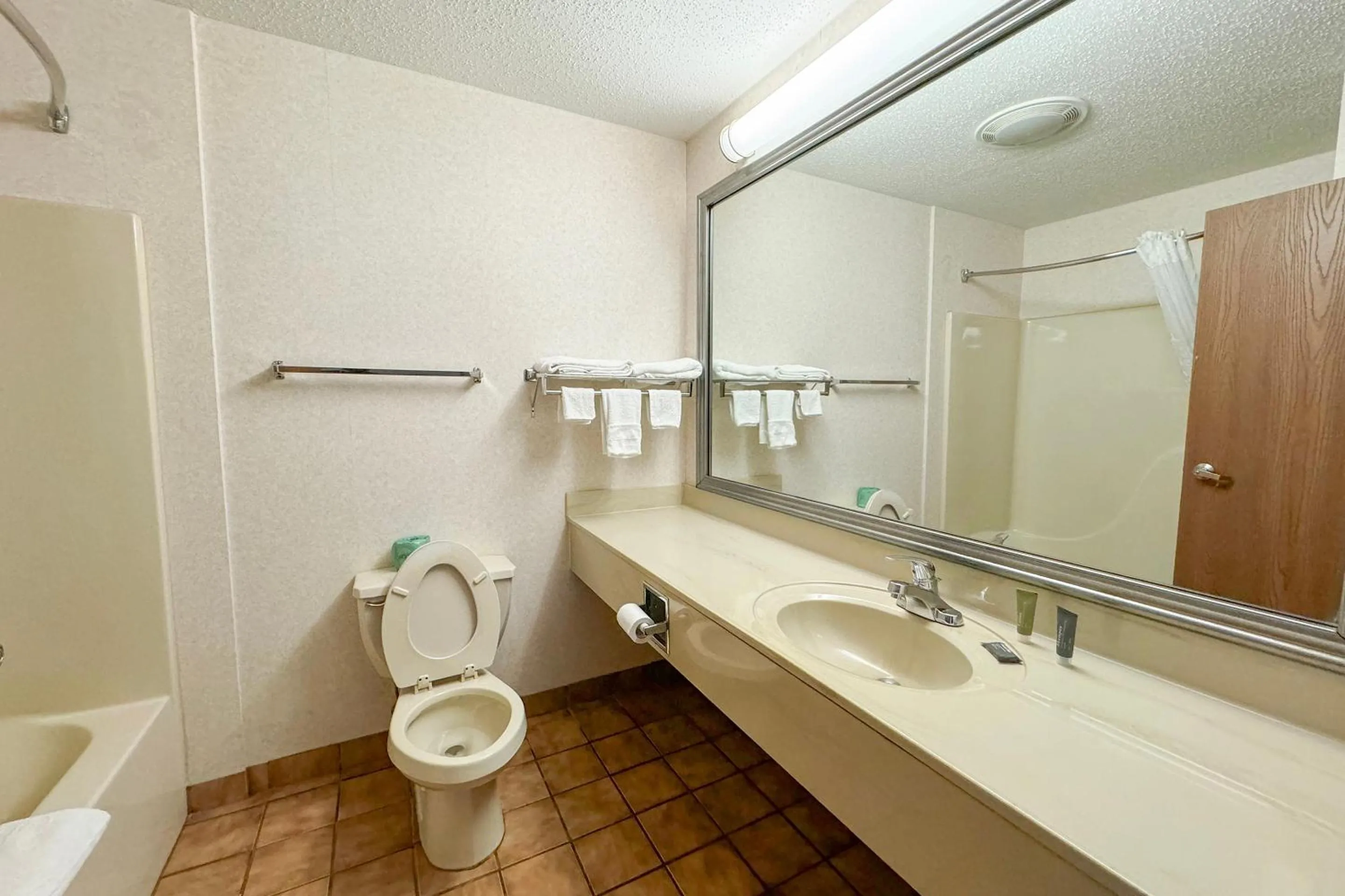 Bathroom in FairBridge Inn & Suites Batavia-Darien Amusement Park