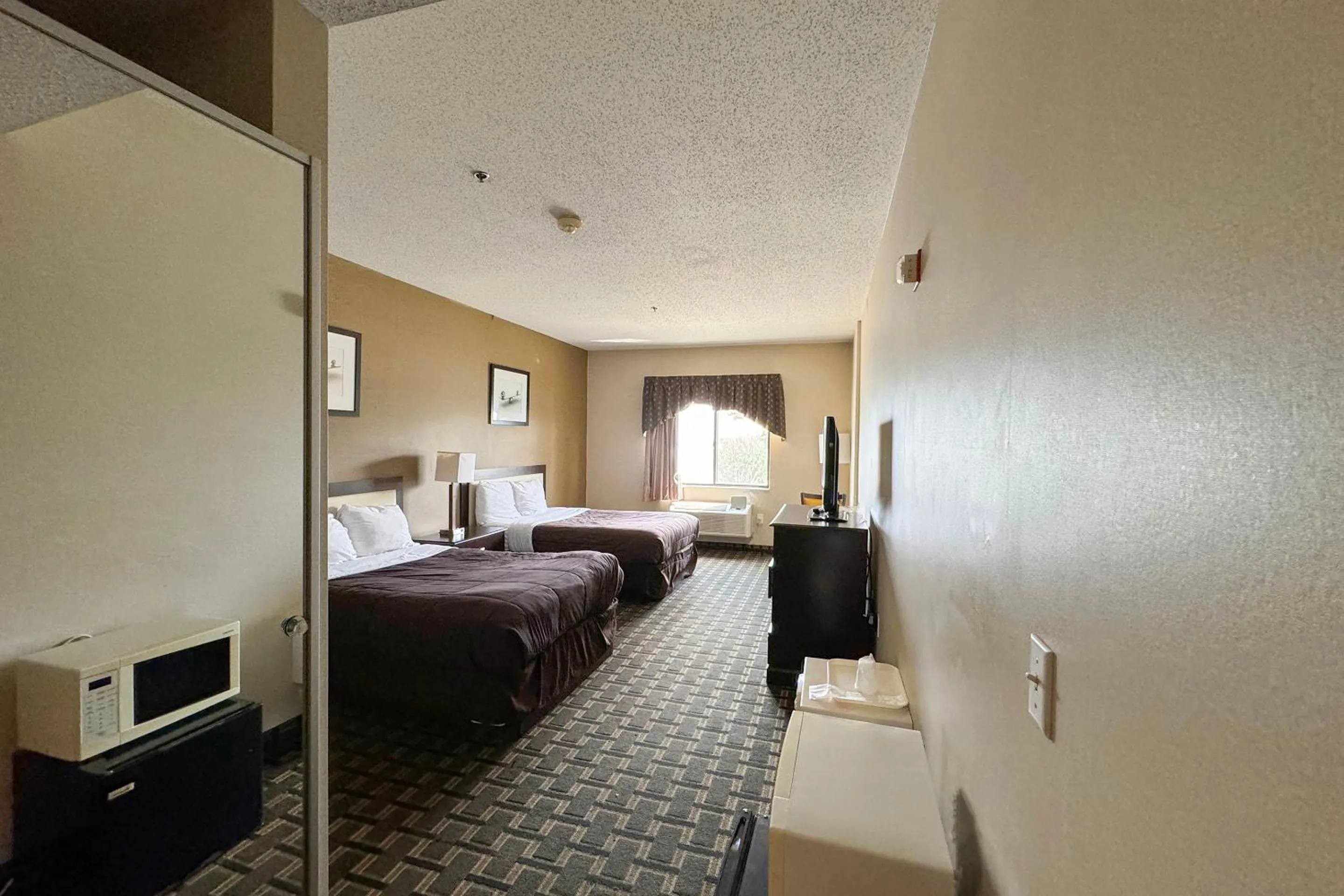 Bedroom, Bed in FairBridge Inn & Suites Batavia-Darien Amusement Park