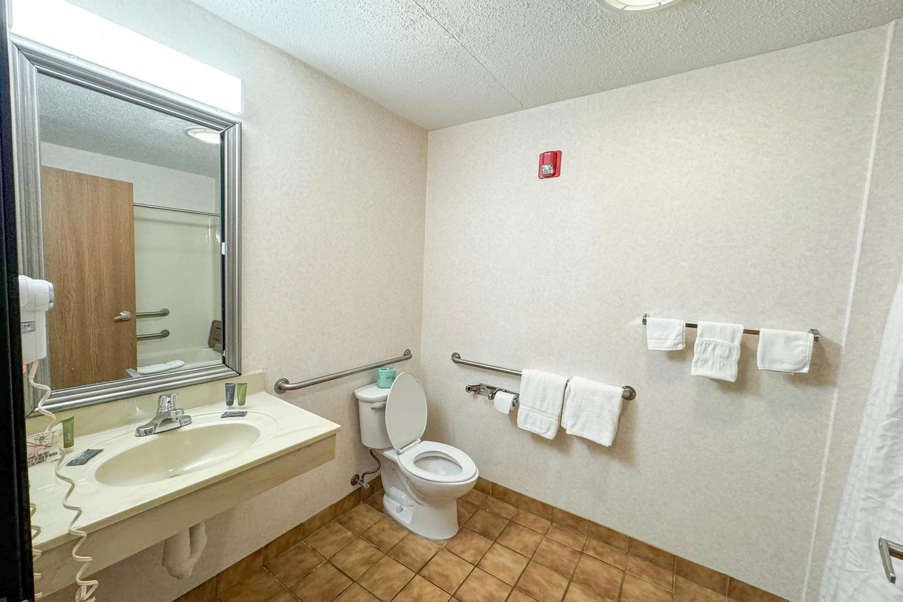 Bathroom in FairBridge Inn & Suites Batavia-Darien Amusement Park