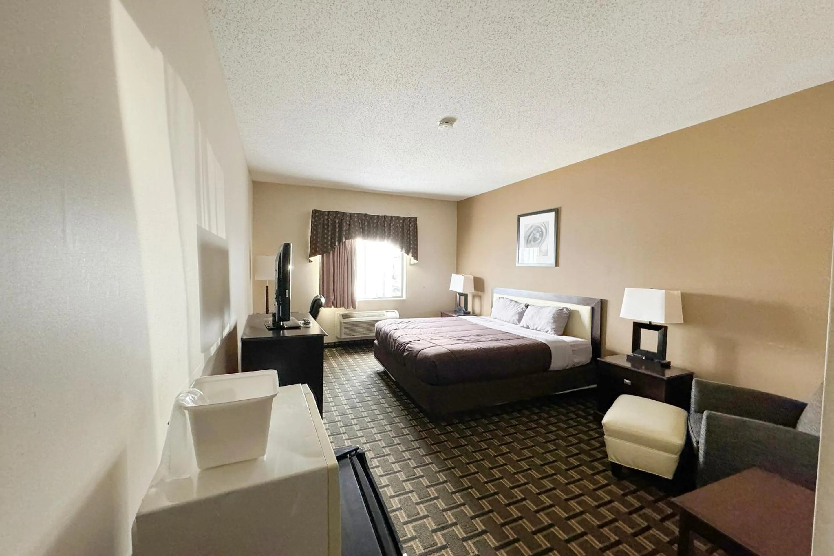 Bedroom, Bed in FairBridge Inn & Suites Batavia-Darien Amusement Park
