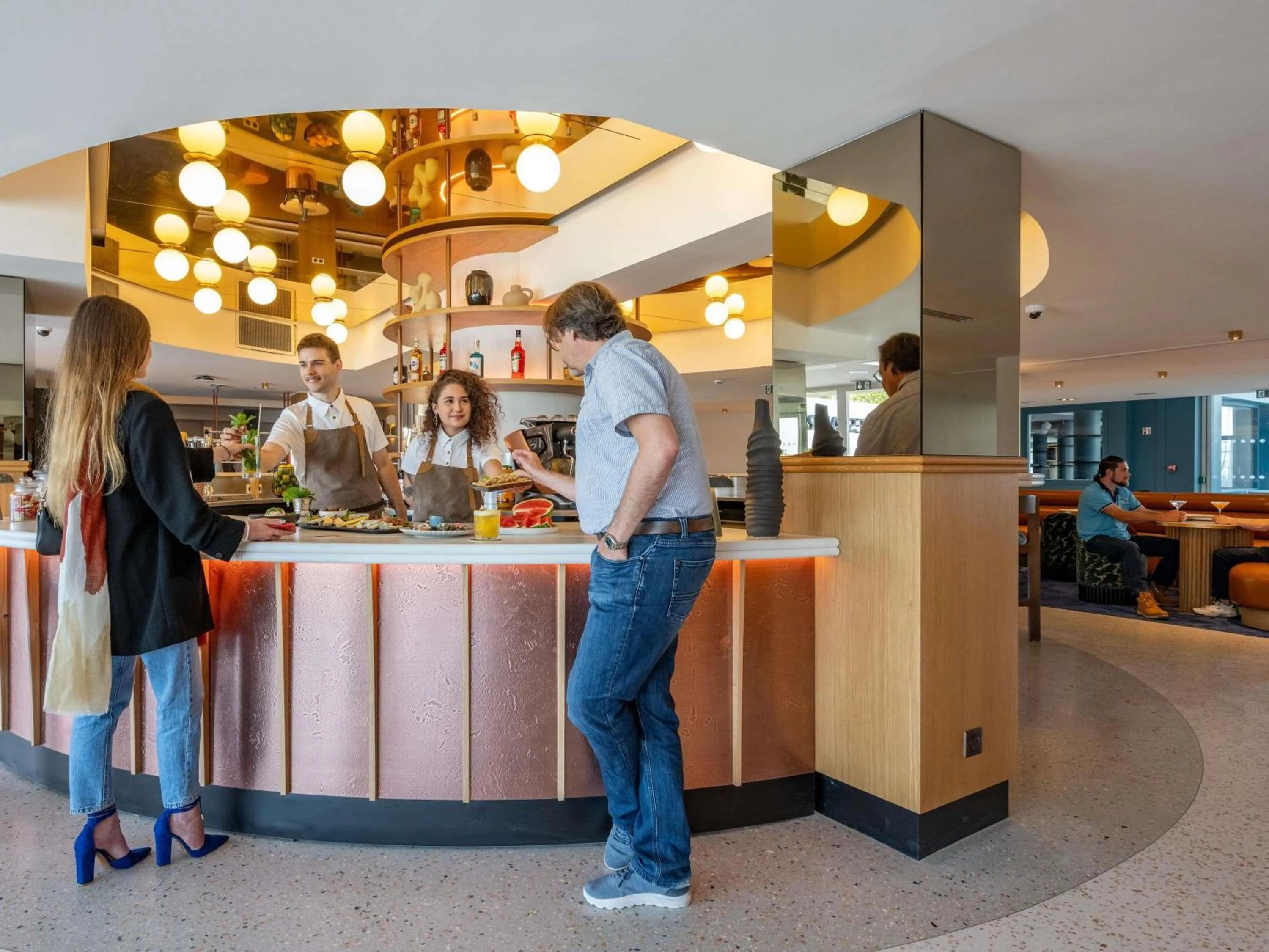 Lounge or bar in Mercure La Rochelle Vieux Port