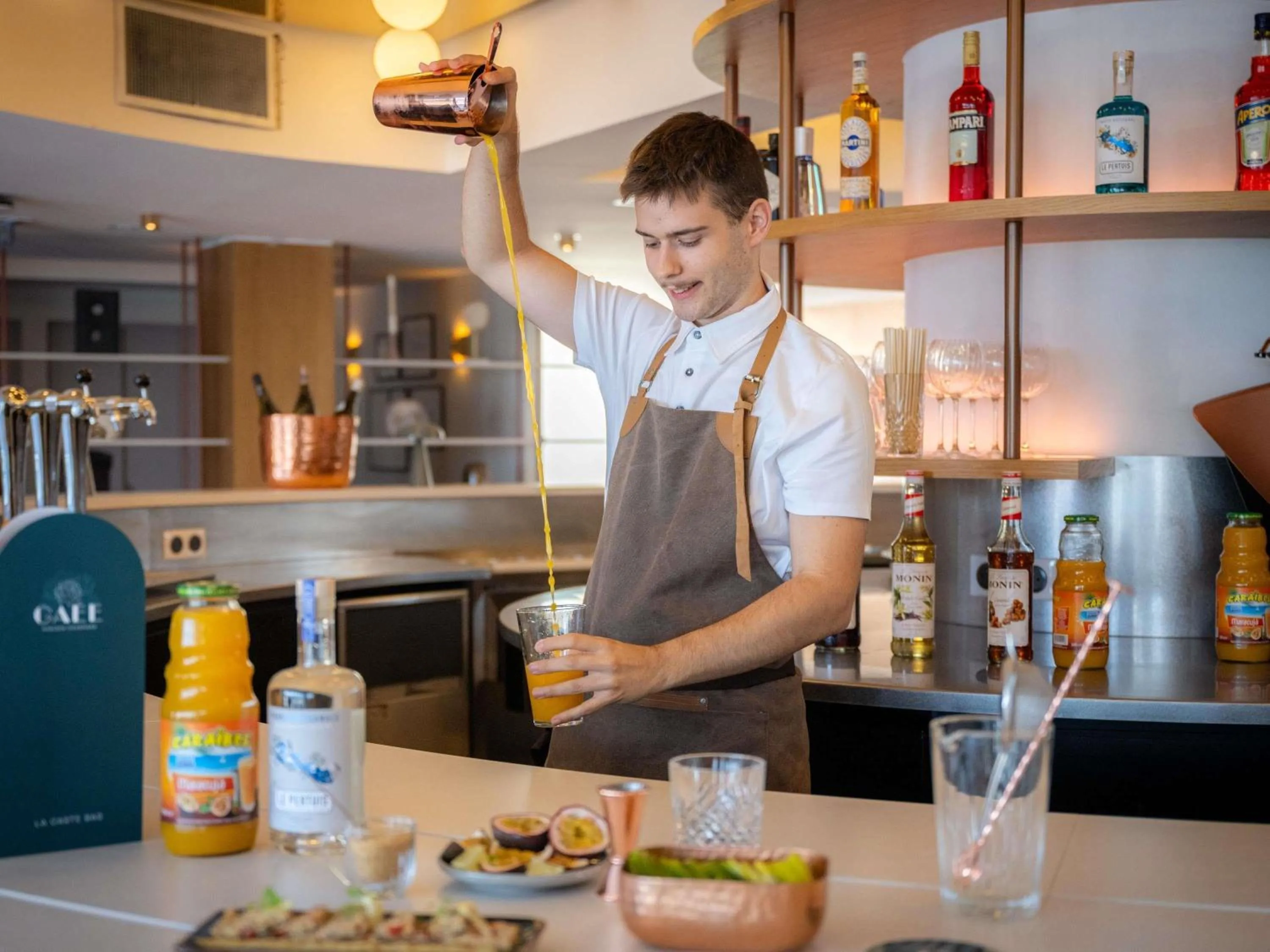 Lounge or bar in Mercure La Rochelle Vieux Port