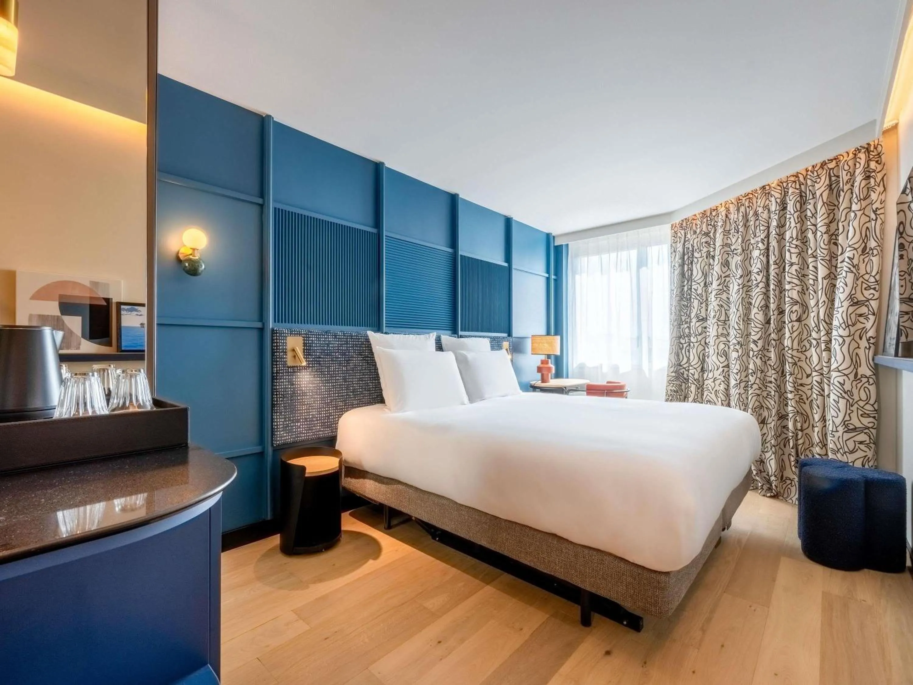 Property building, Bed in Mercure La Rochelle Vieux Port