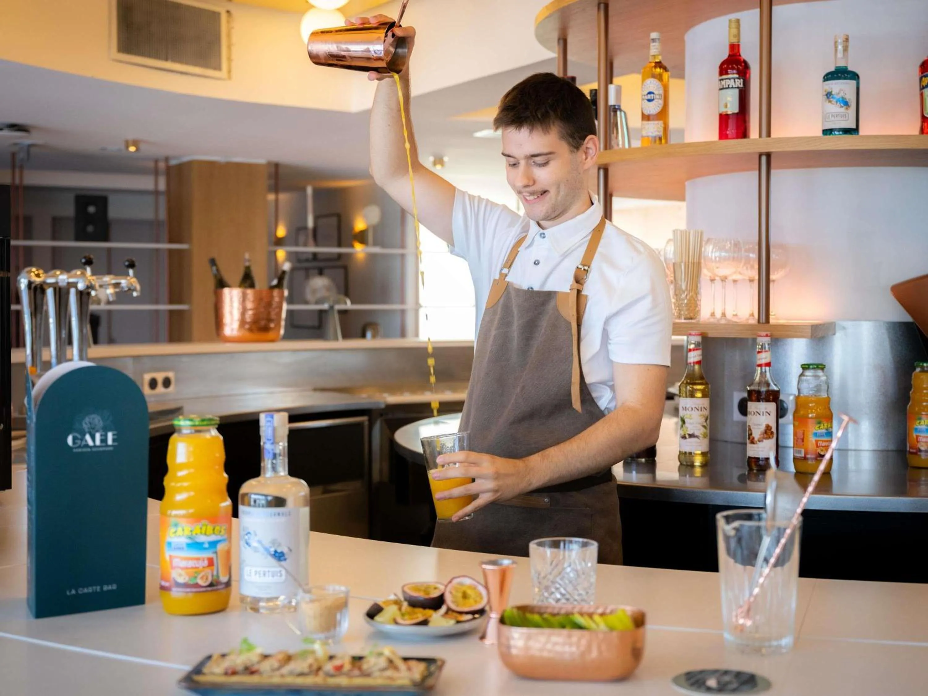 Lounge or bar in Mercure La Rochelle Vieux Port