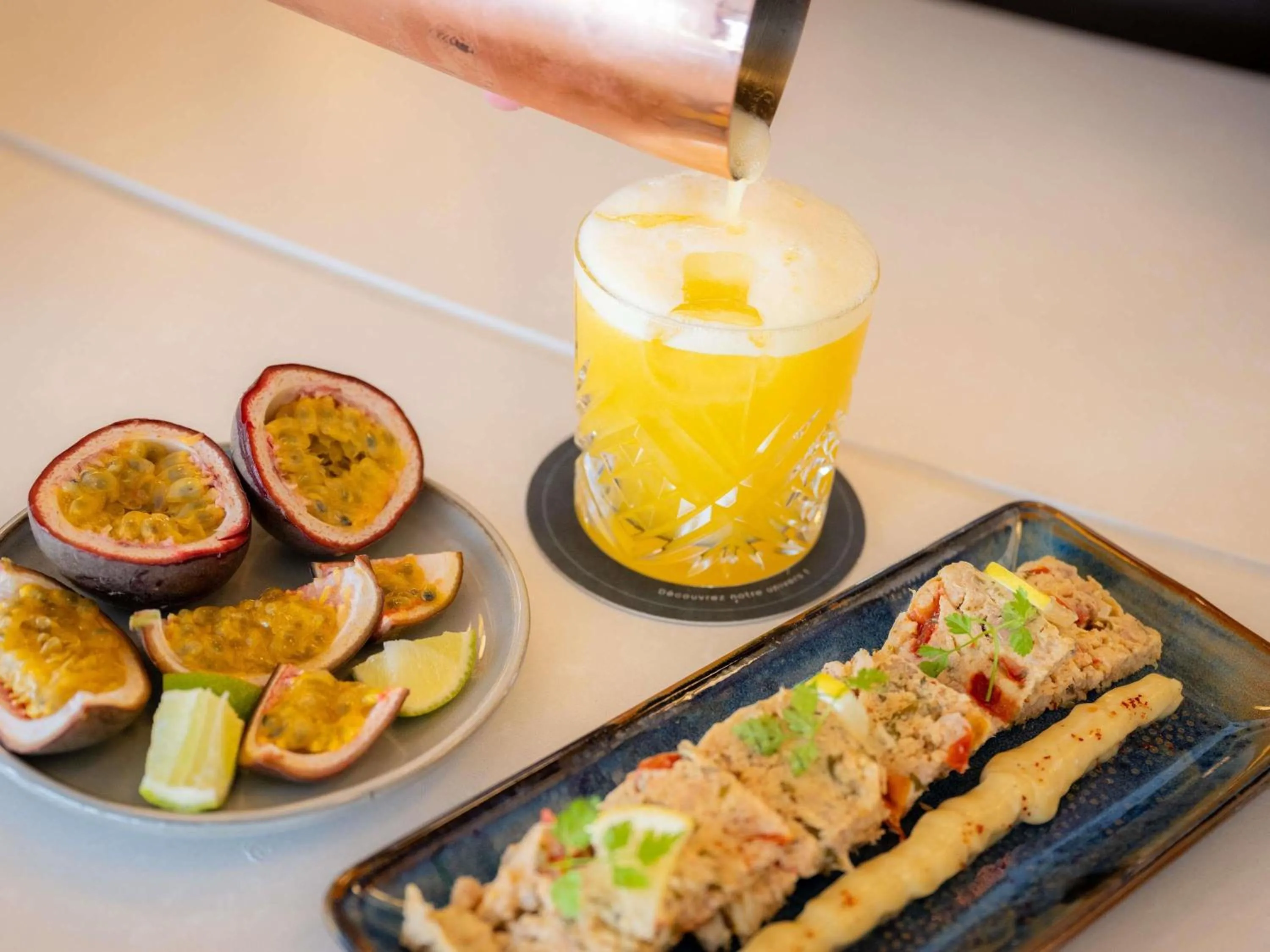 Lounge or bar in Mercure La Rochelle Vieux Port