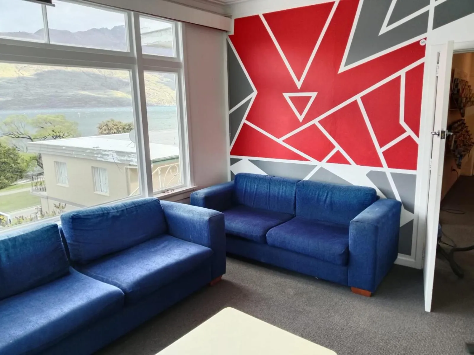 Communal lounge/ TV room in Lakeside Backpackers