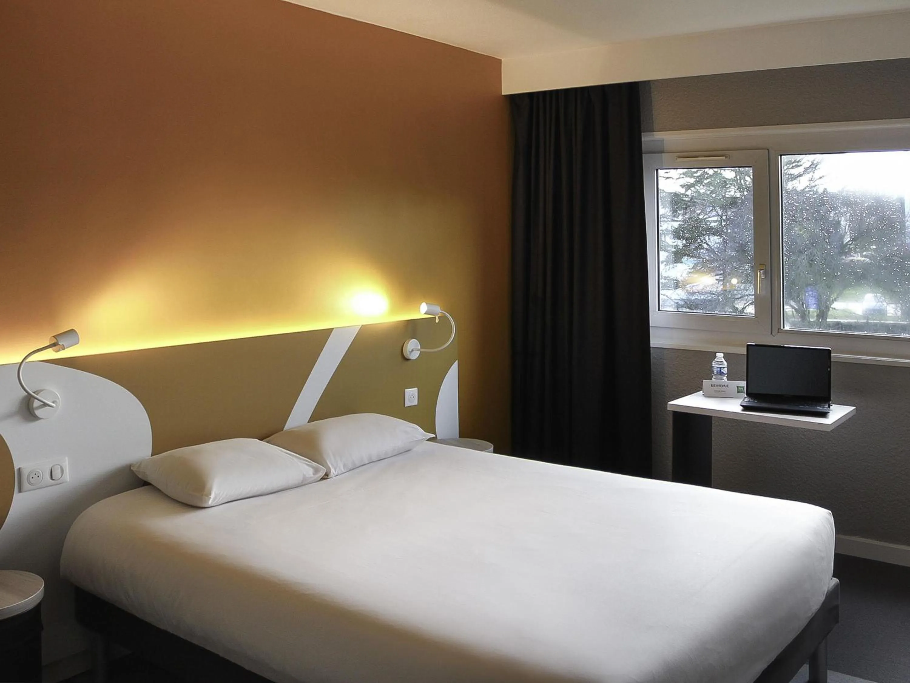 Bedroom, Bed in ibis Styles Beauvais