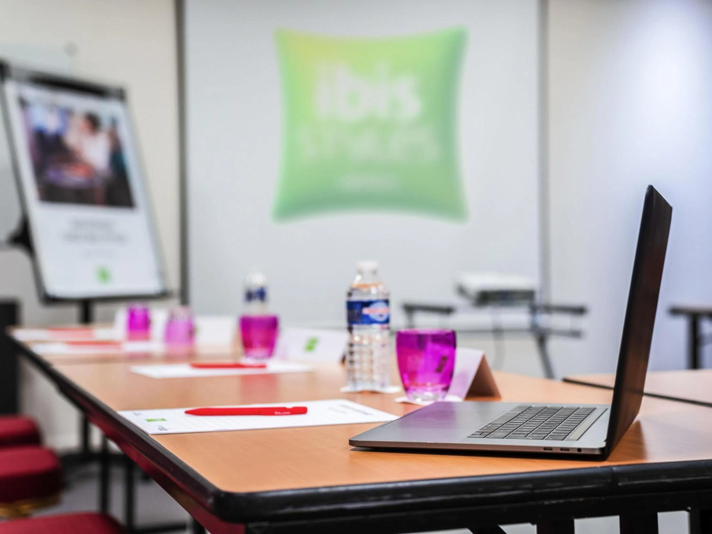 Meeting/conference room in ibis Styles Beauvais