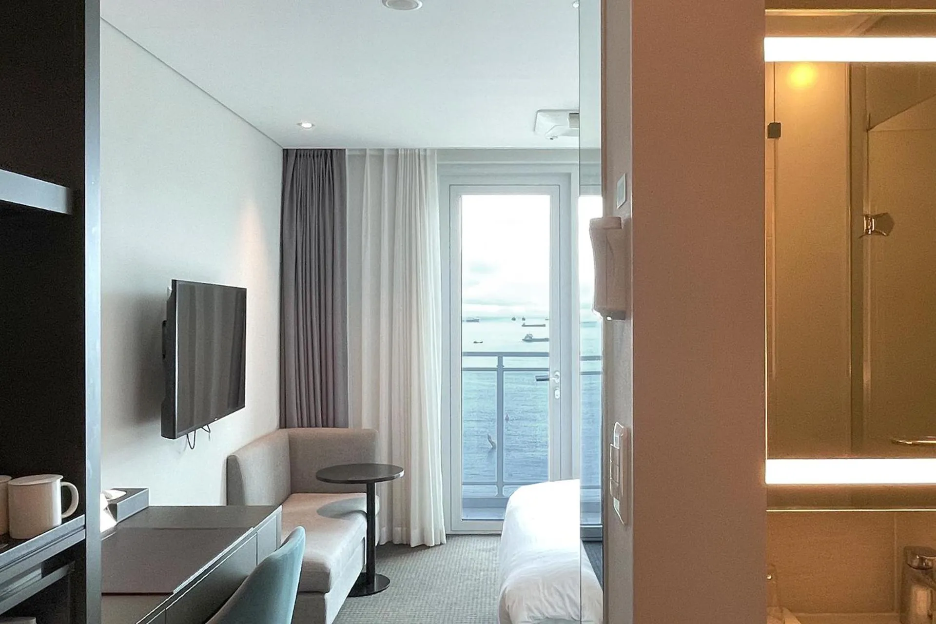 Photo of the whole room in Grab The Ocean Songdo