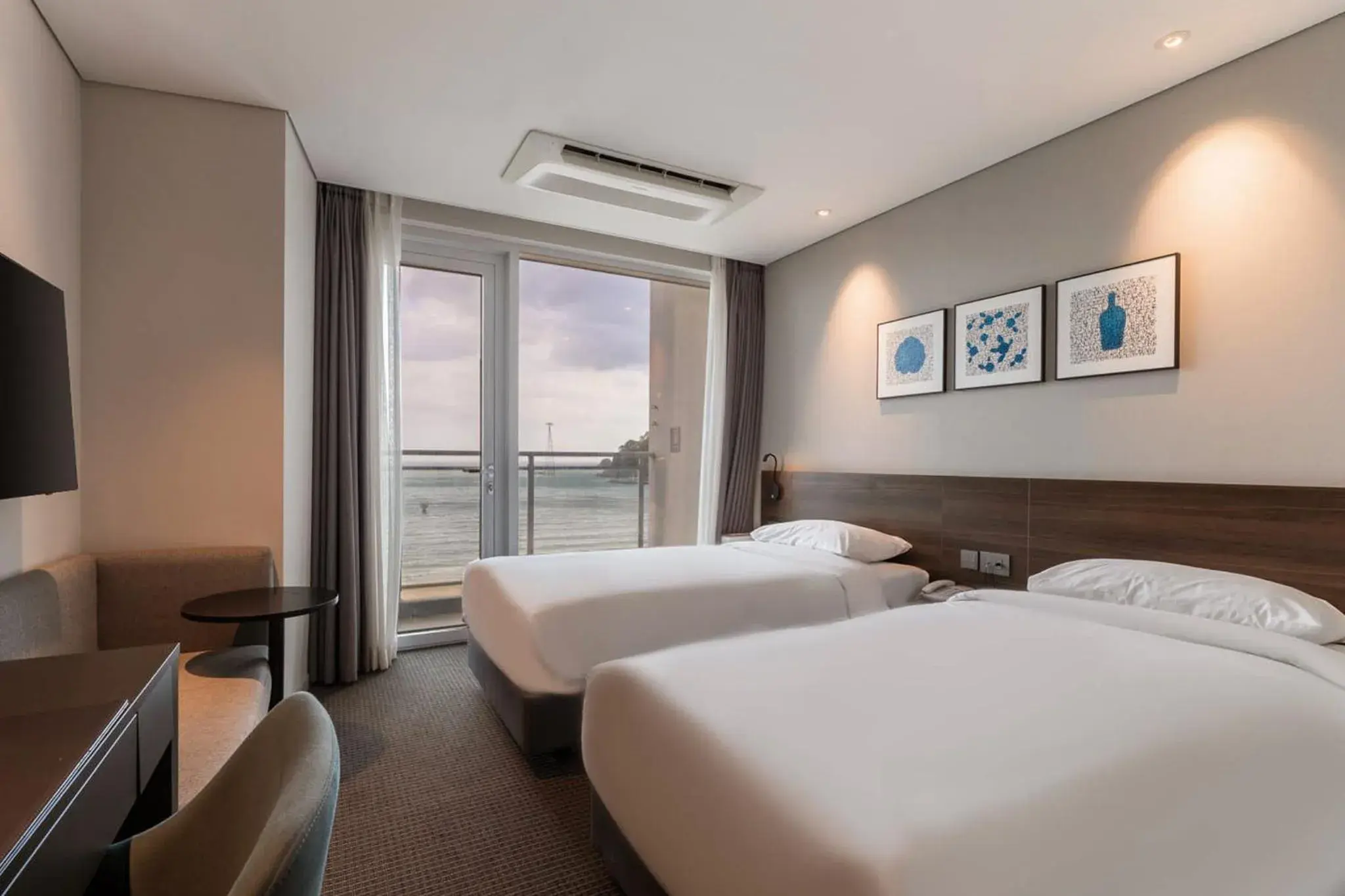 Superior Twin Room with Sea View and Terrace in Grab The Ocean Songdo Superior Twin Room with Sea View and Terrace in Grab The Ocean Songdo