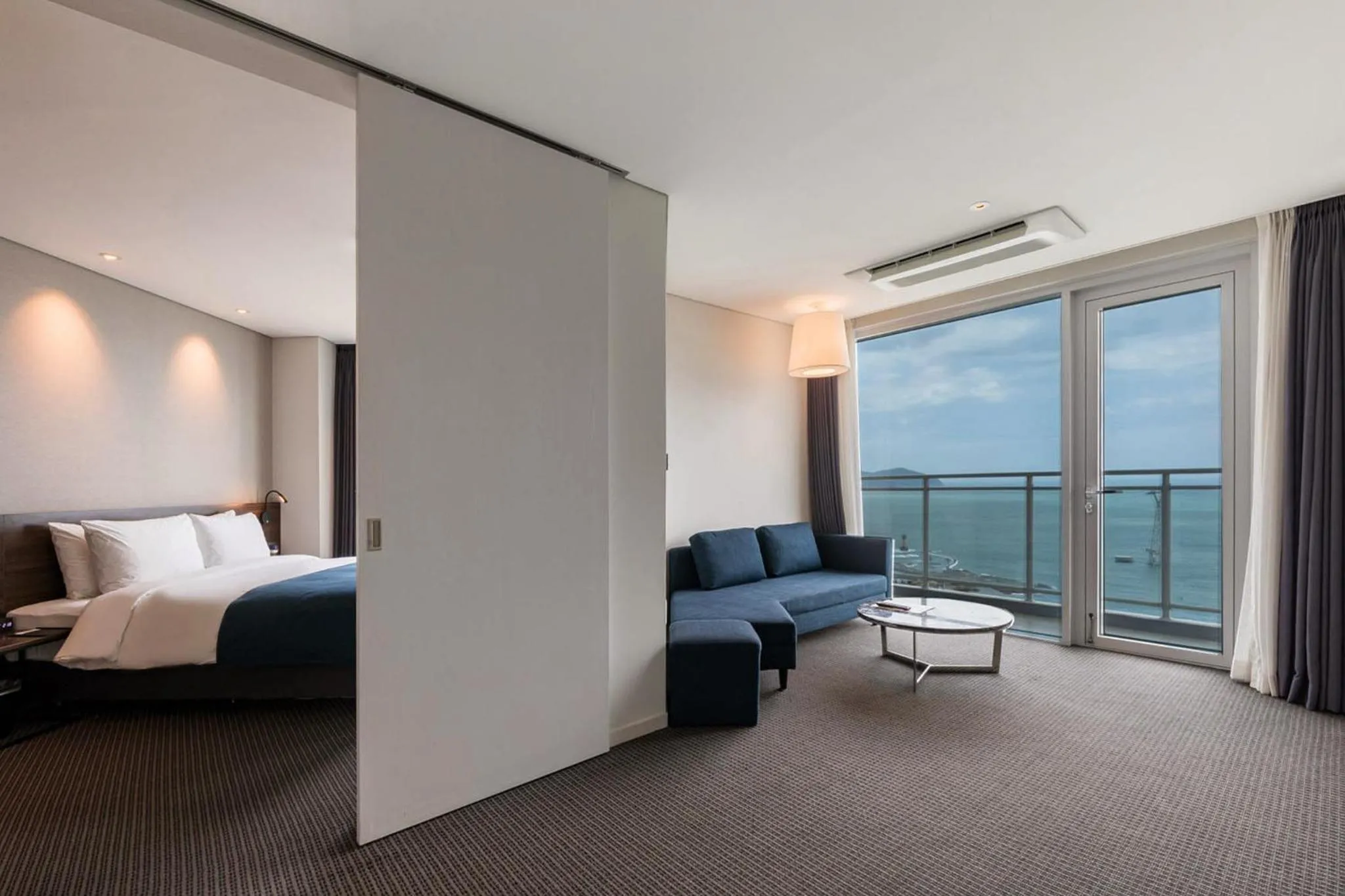 Balcony/Terrace, Bed in Grab The Ocean Songdo