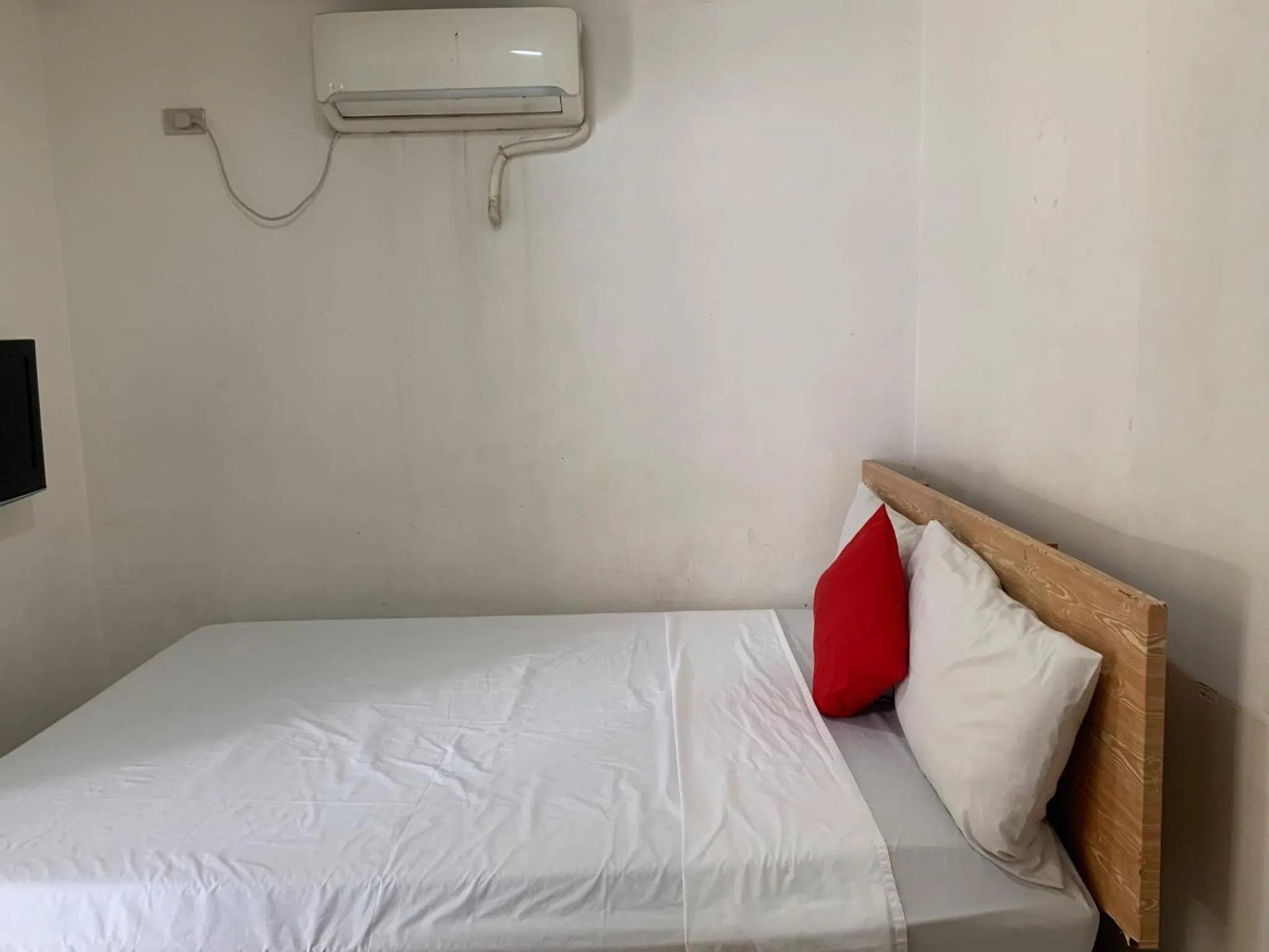 Bedroom, Bed in Lucky Hotel Binondo