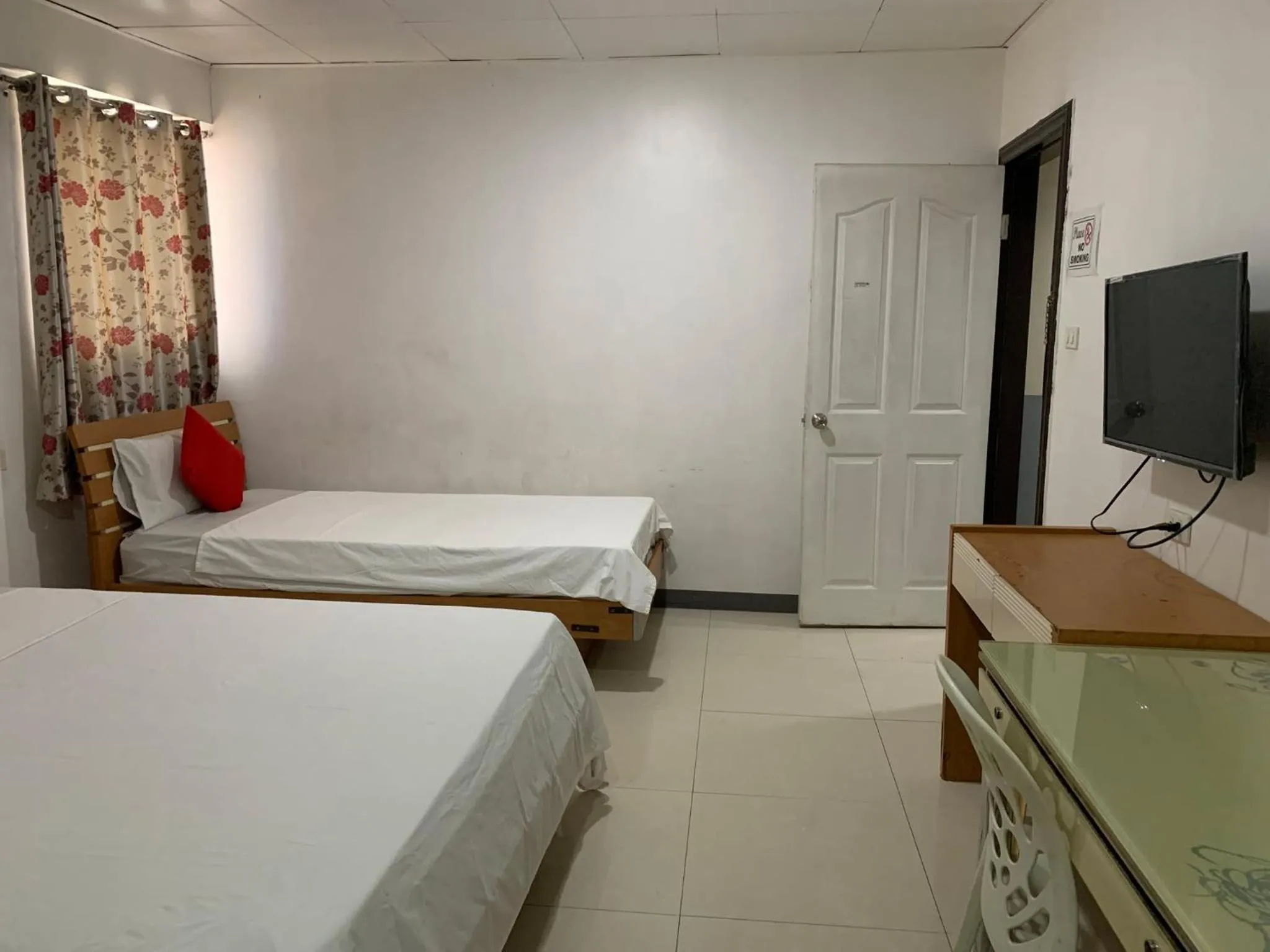 Bedroom, Bed in Lucky Hotel Binondo