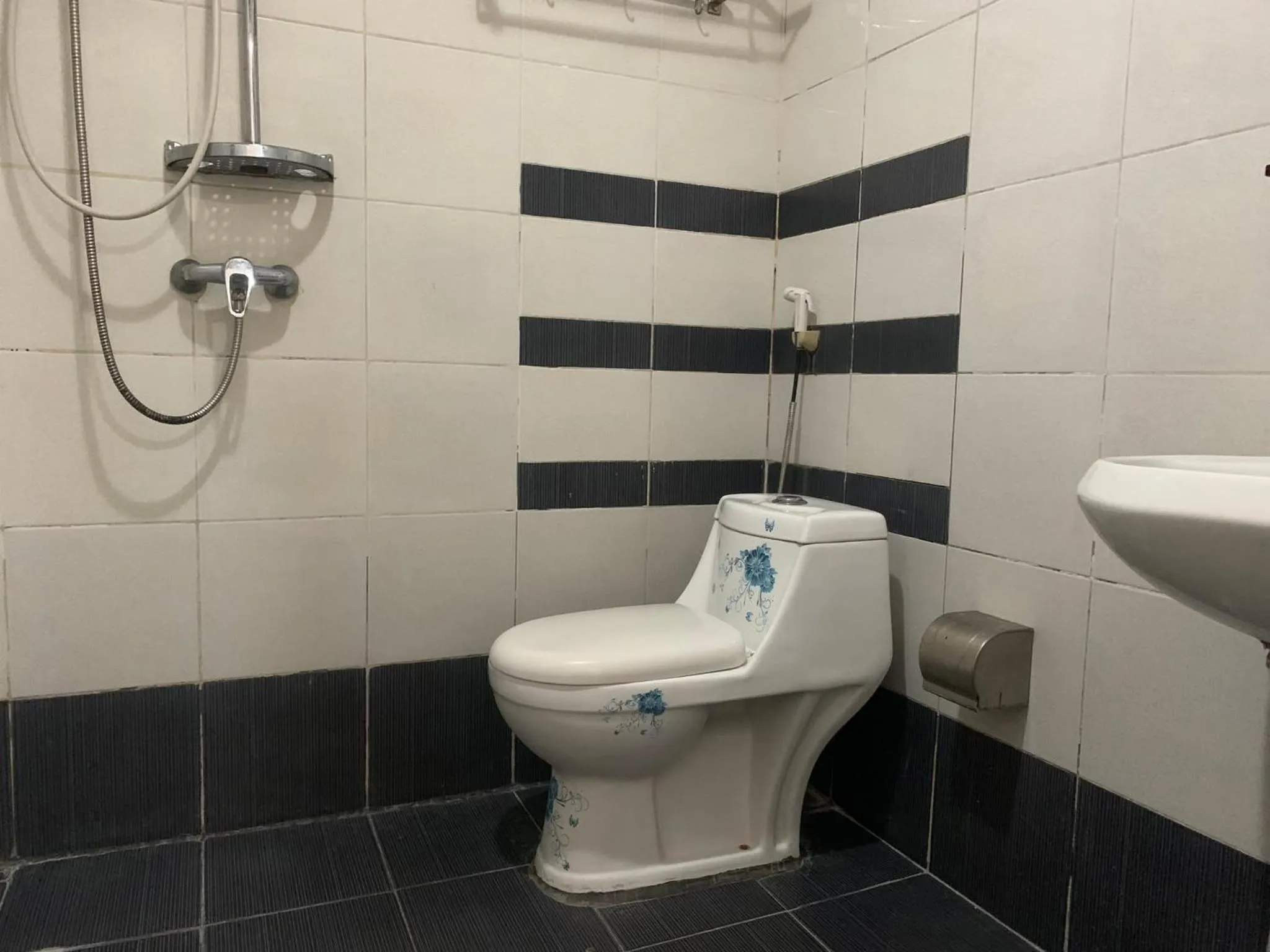 Shower in Lucky Hotel Binondo