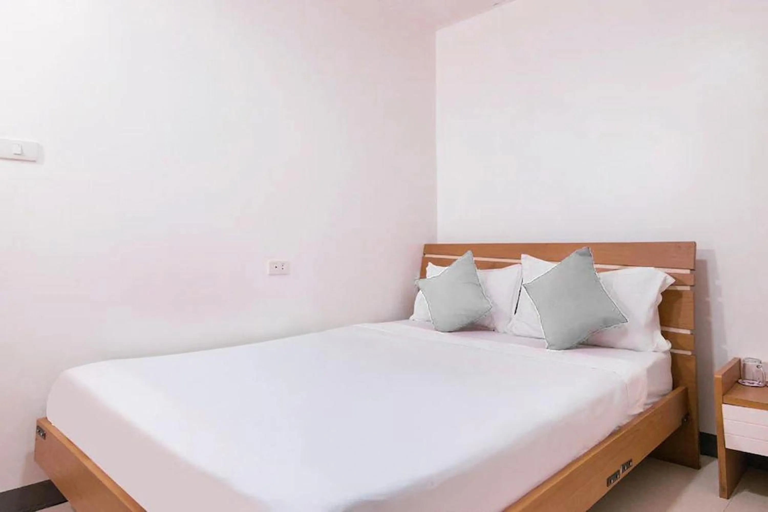 Bedroom, Bed in Lucky Hotel Binondo