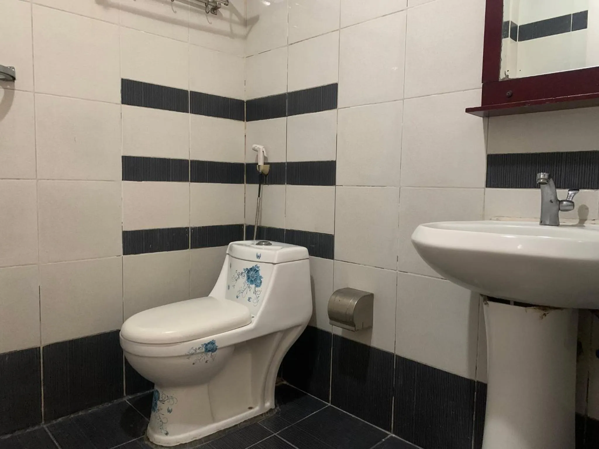 Bathroom in Lucky Hotel Binondo