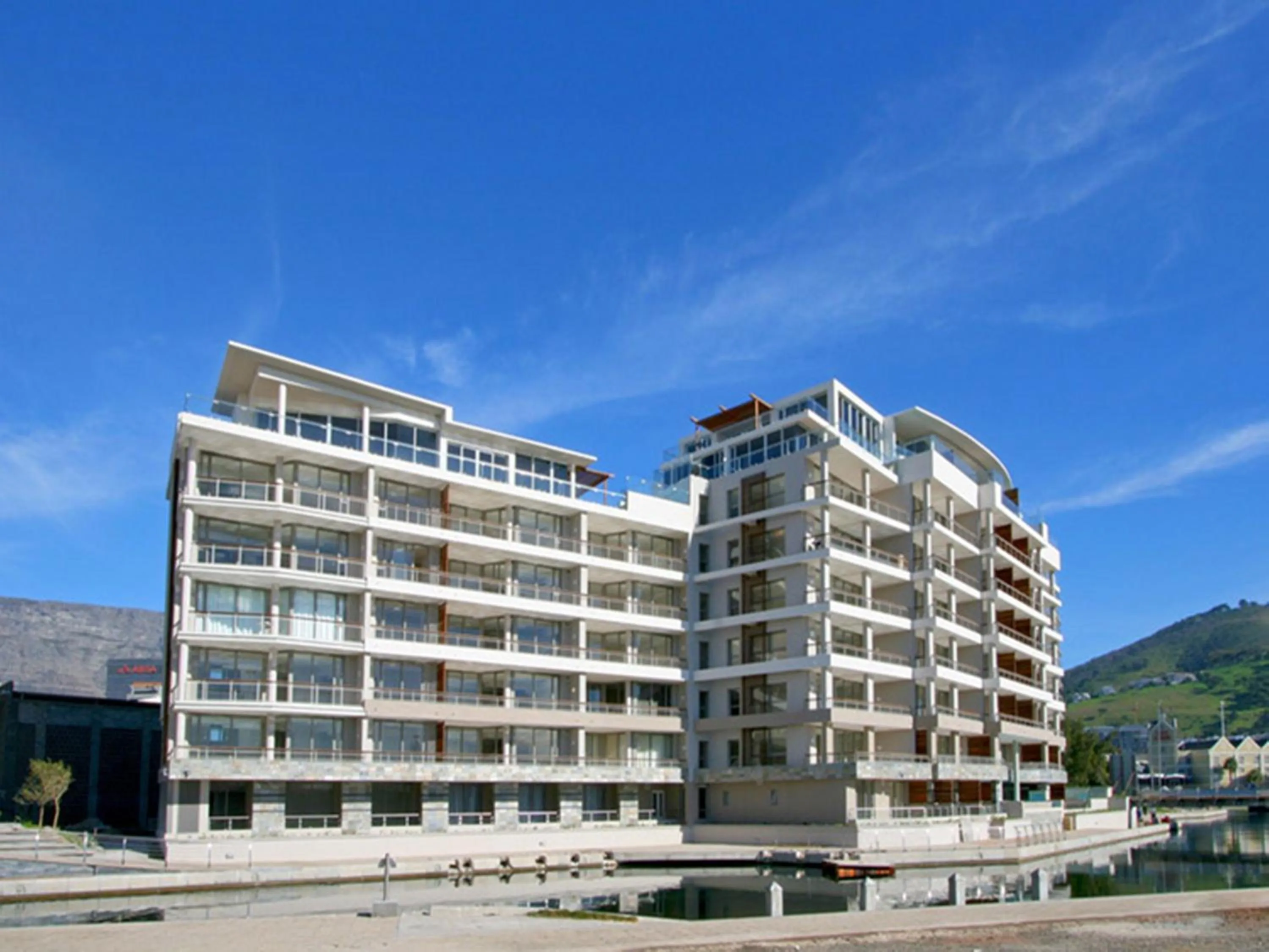 Facade/entrance in 702 Canal Quays