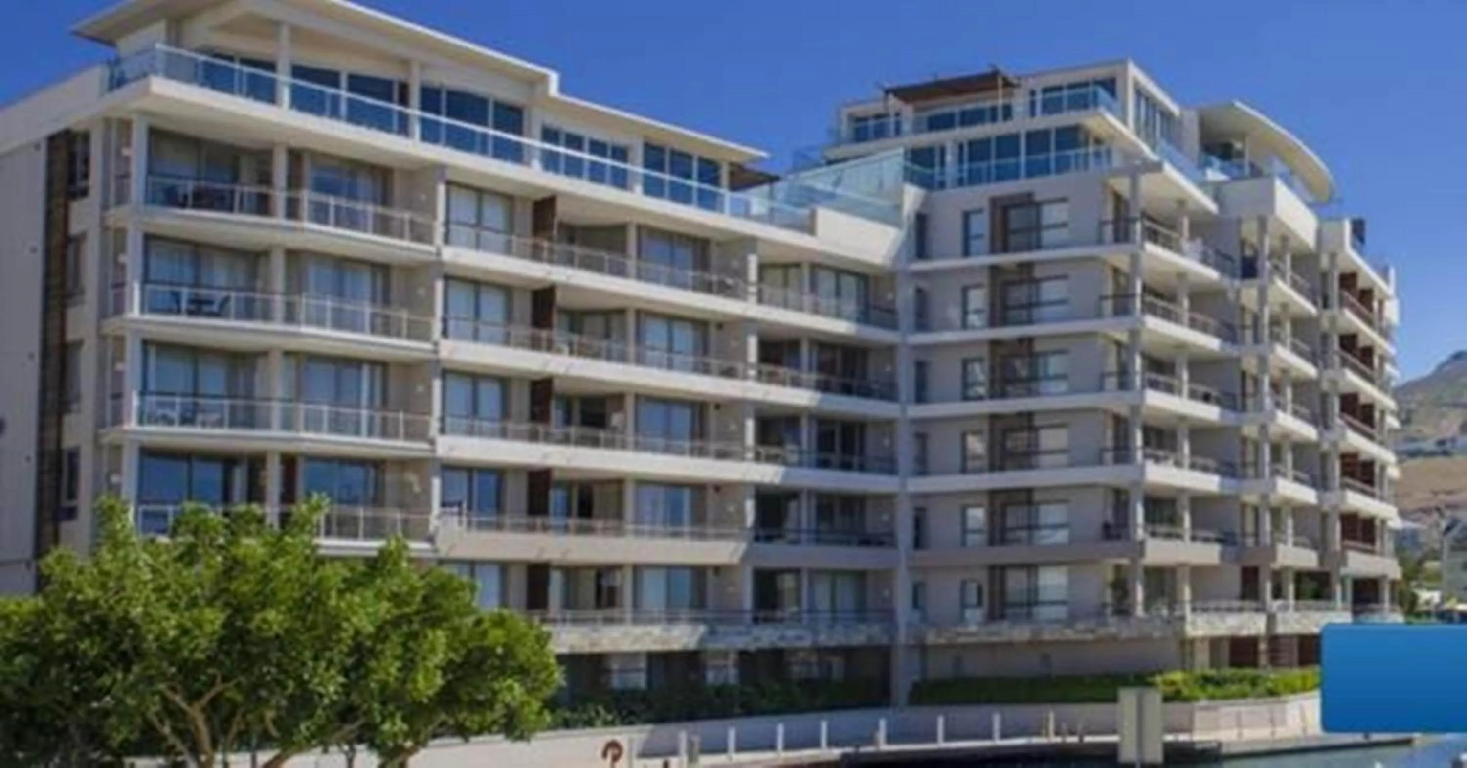 Facade/entrance in 702 Canal Quays