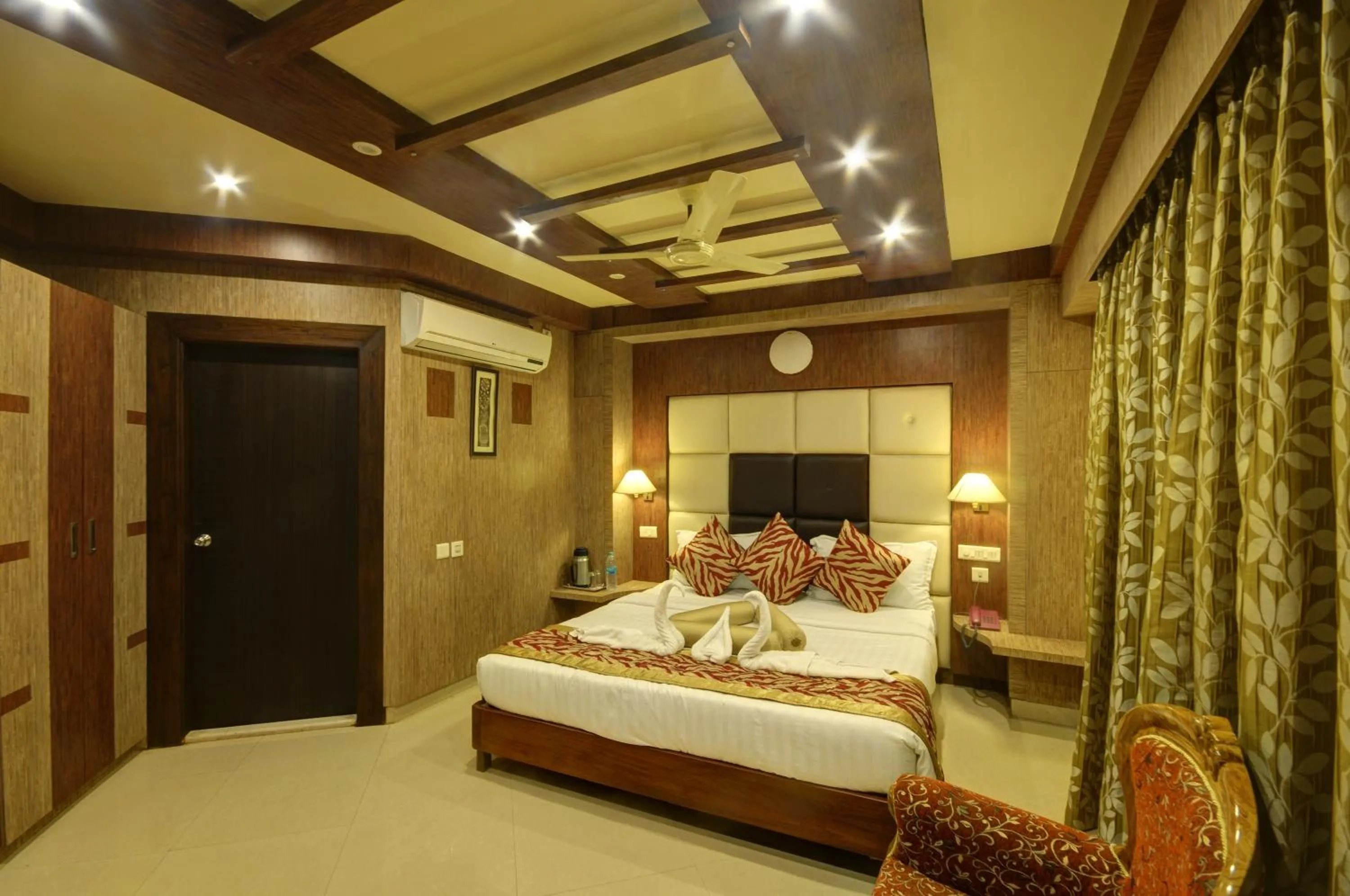 Photo of the whole room, Bed in Hotel Sidharth