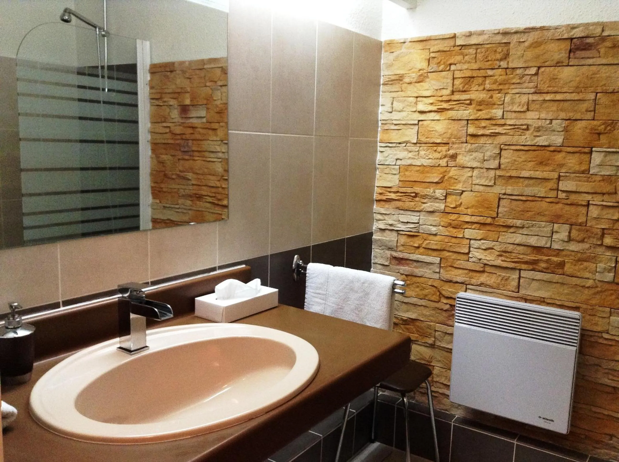 Bathroom in Logis Hôtels - Hôtel et Restaurant Les Cordeliers