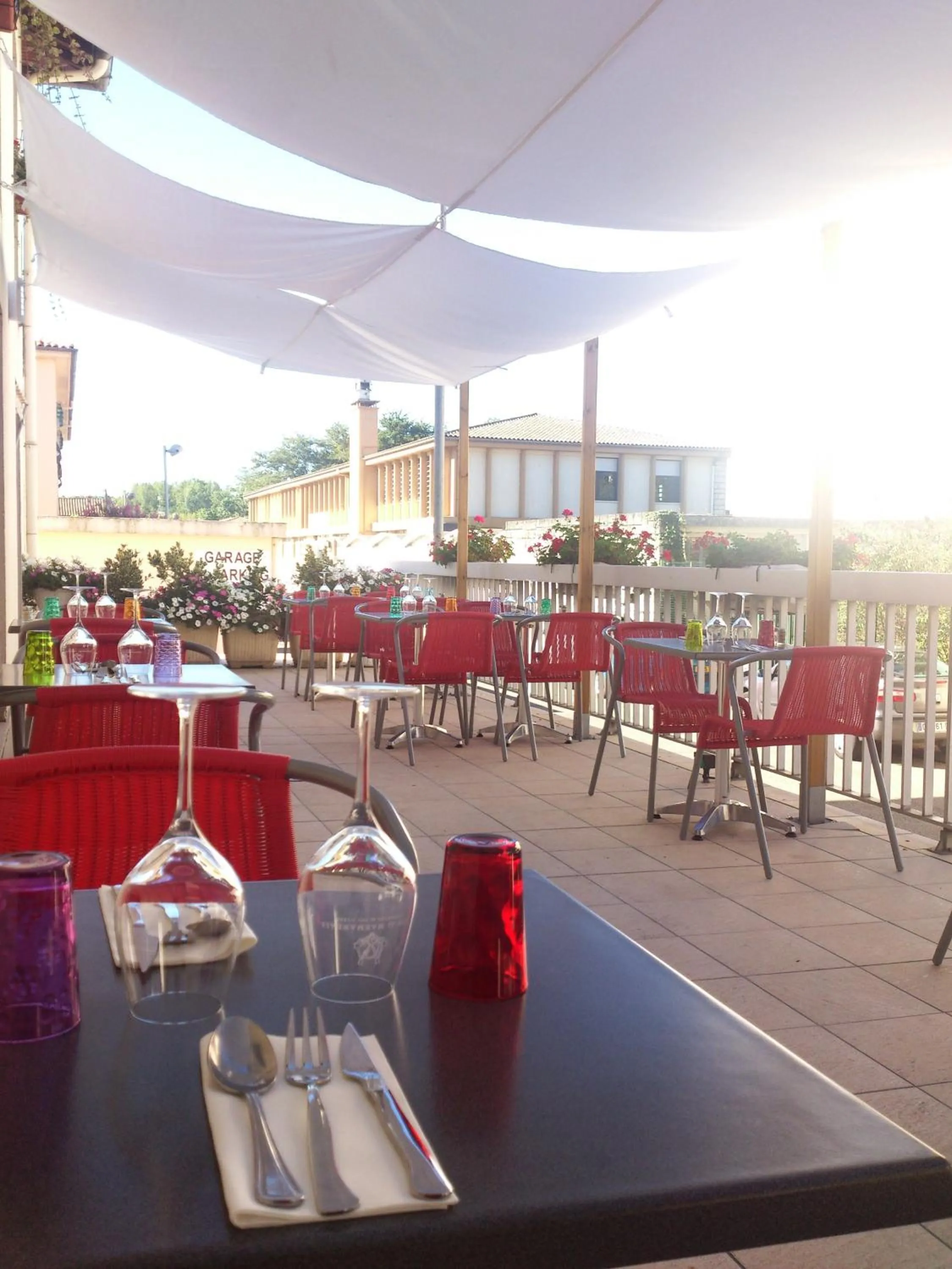 Patio in Logis Hôtels - Hôtel et Restaurant Les Cordeliers