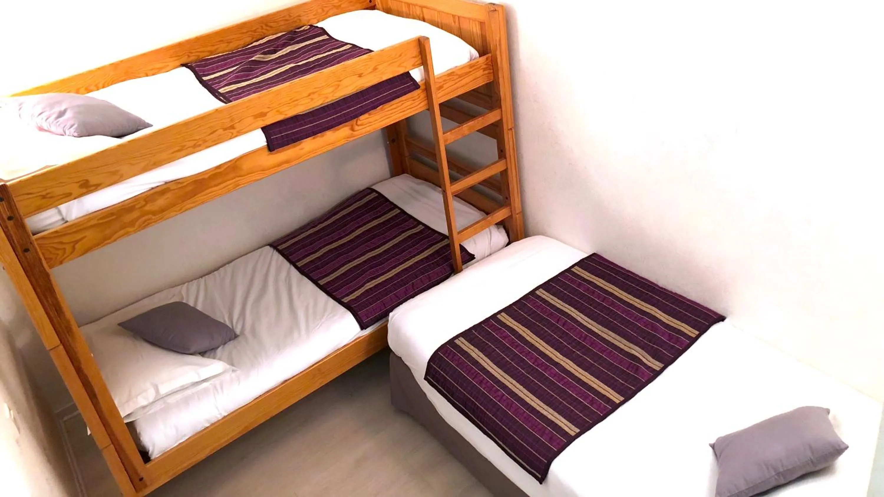 Bed in Logis Hôtels - Hôtel et Restaurant Les Cordeliers