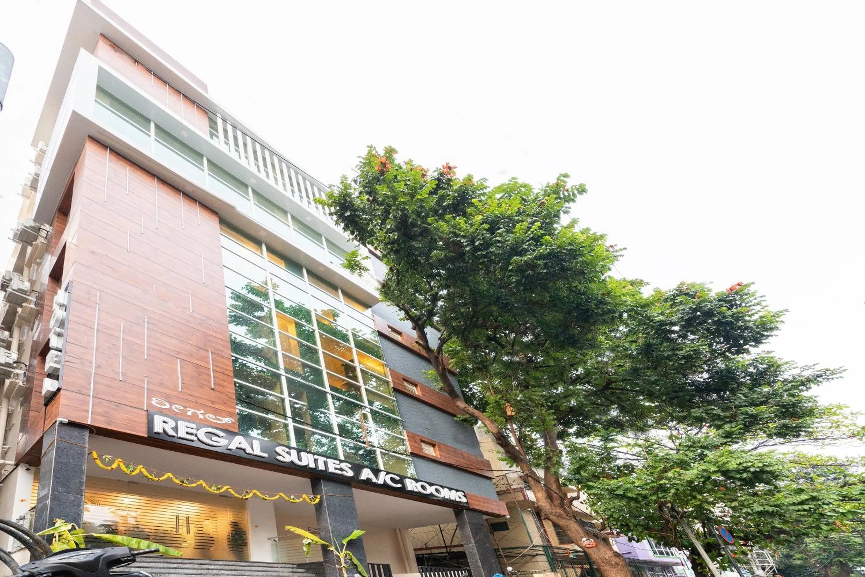 Facade/entrance in Capital O Regal suites