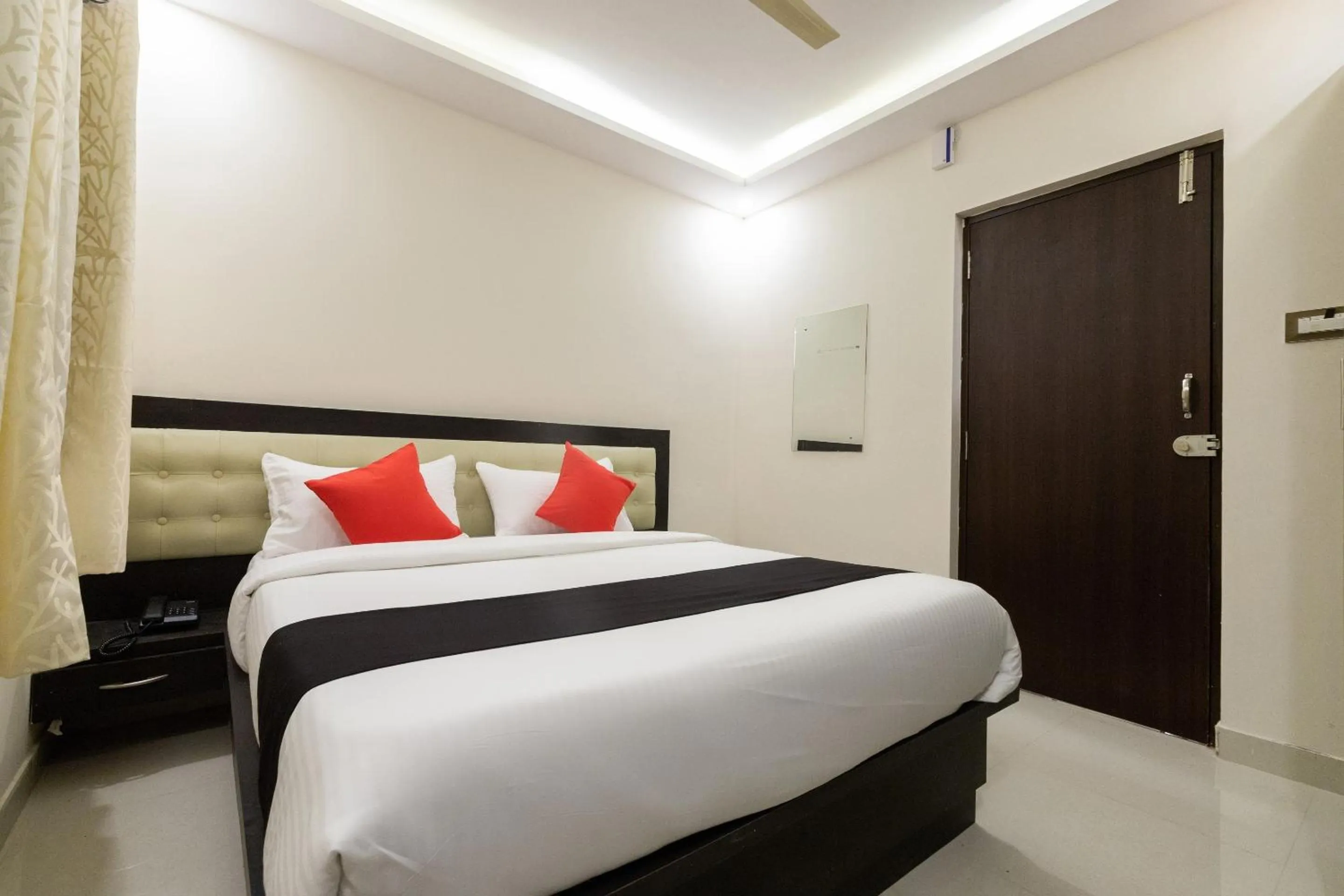 Restaurant/places to eat, Bed in Capital O Regal suites
