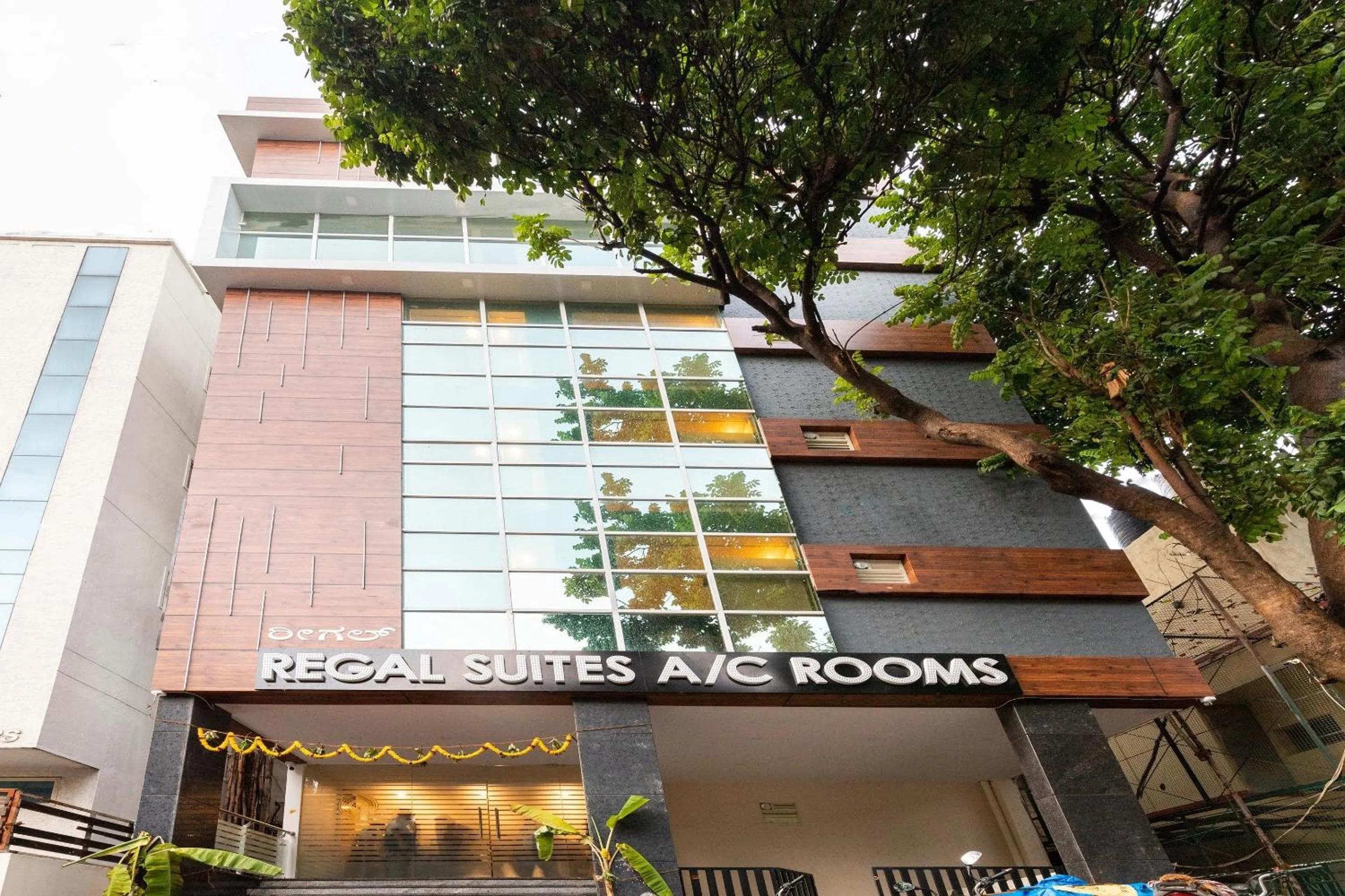 Facade/entrance in Capital O Regal suites