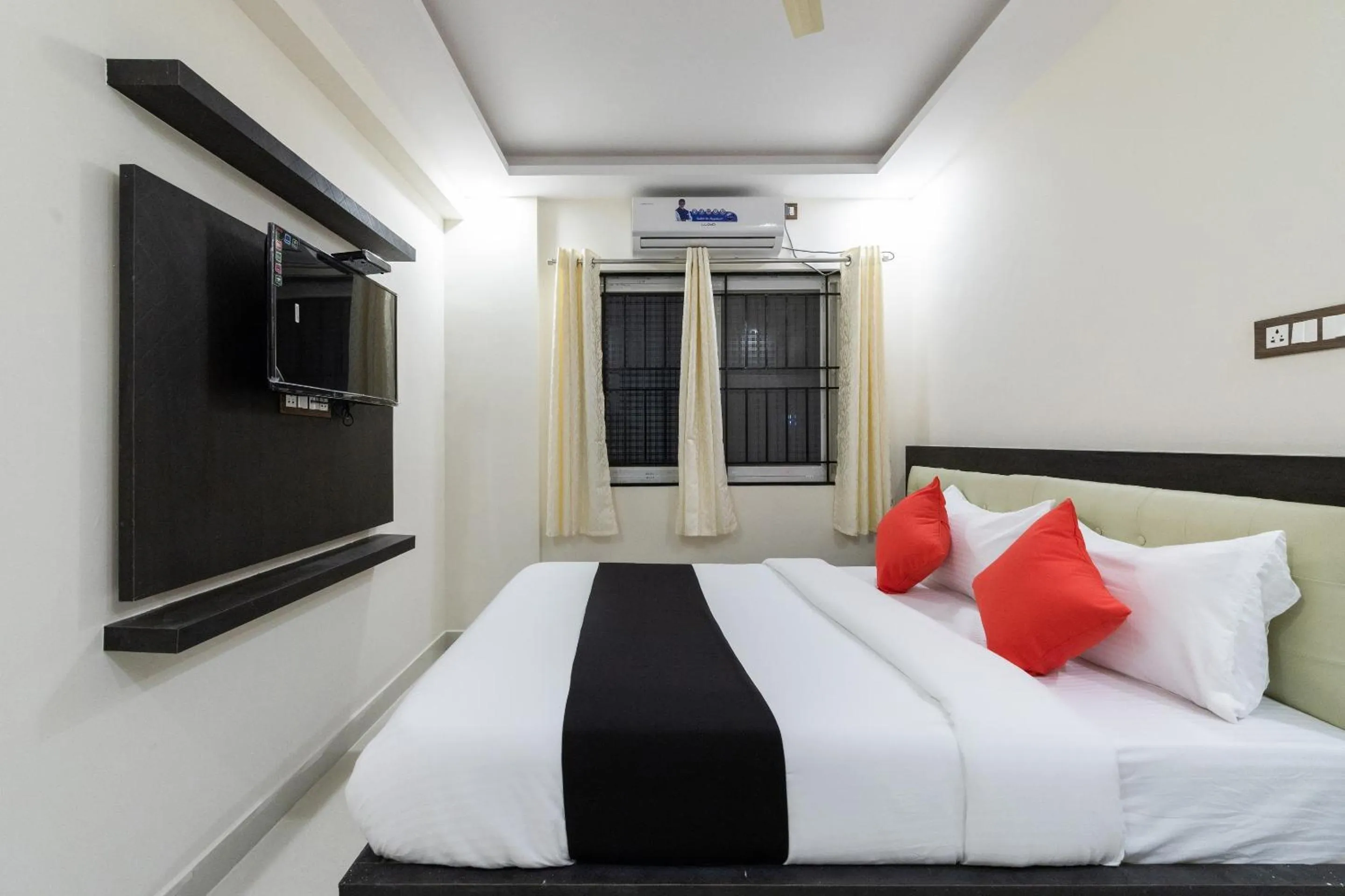 Bedroom, Bed in Capital O Regal suites