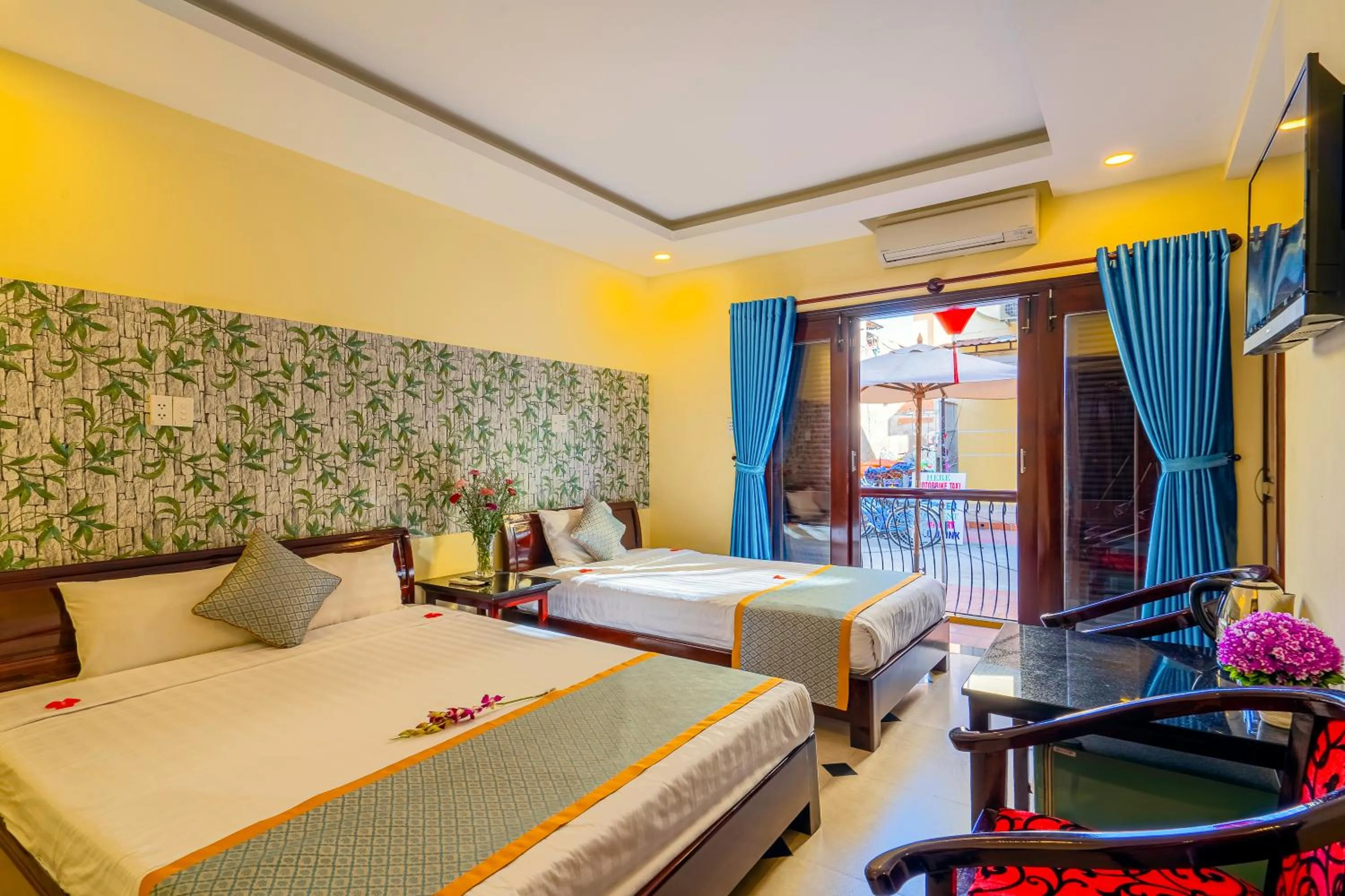 Street view, Bed in Golden River Hotel