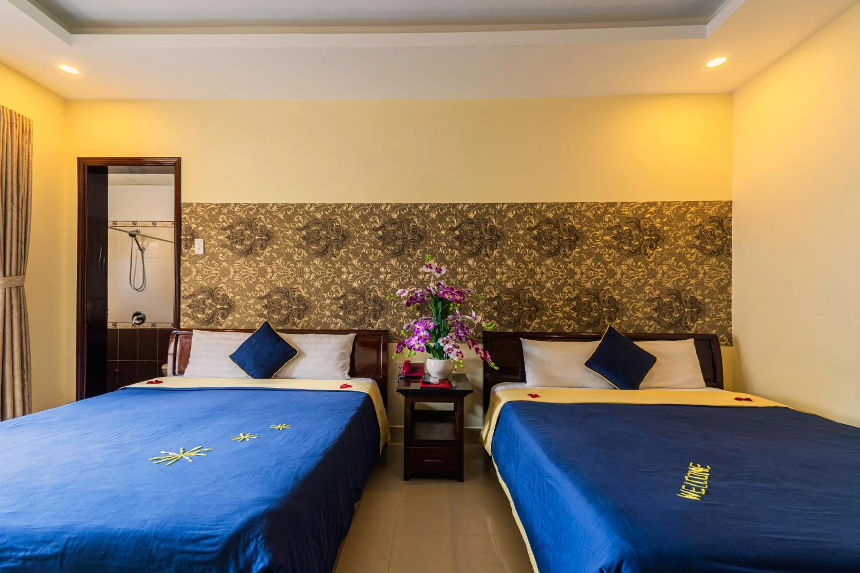 Bedroom, Bed in Golden River Hotel